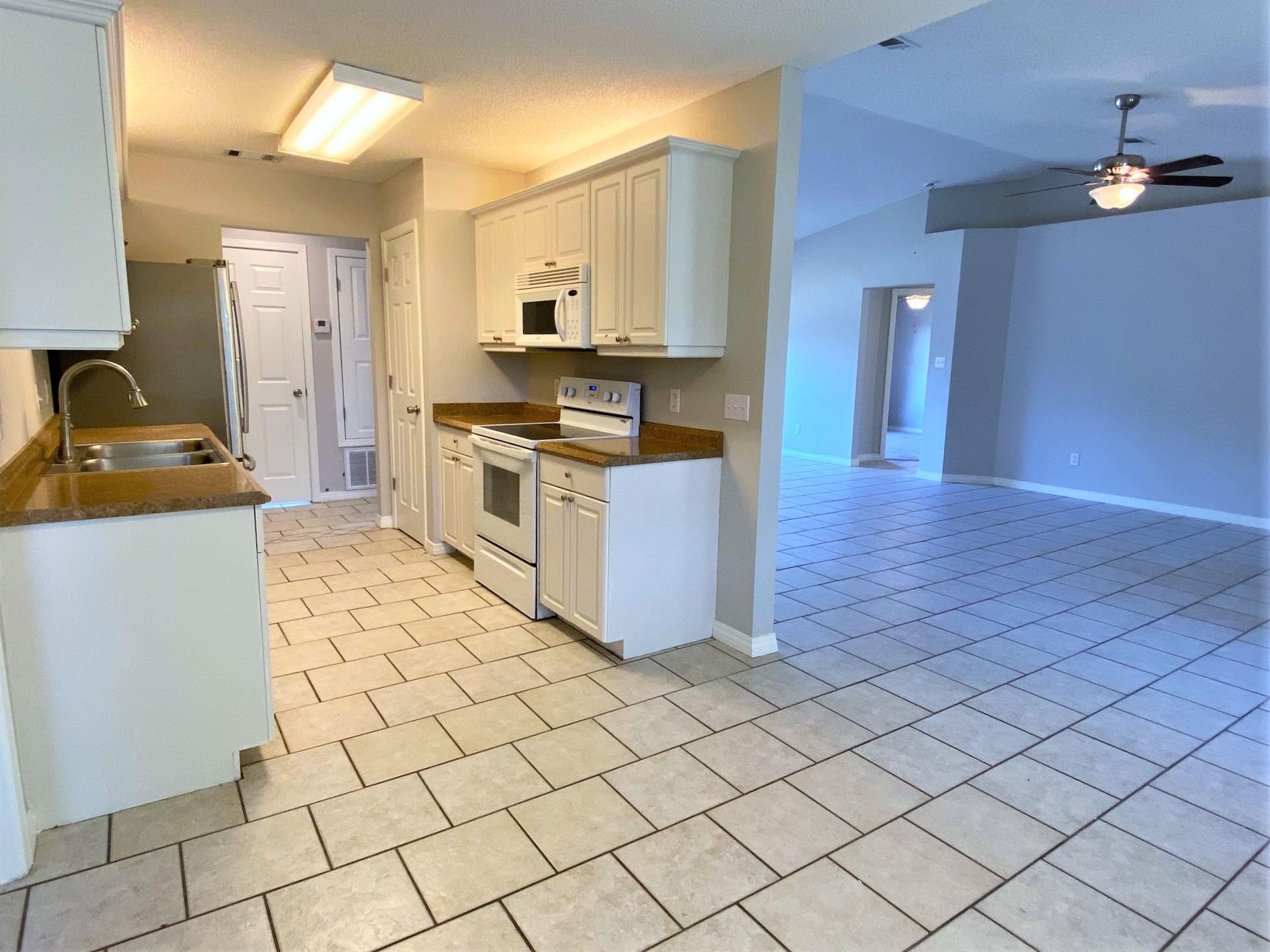 COUNTRY BREEZE ESTATES - Residential