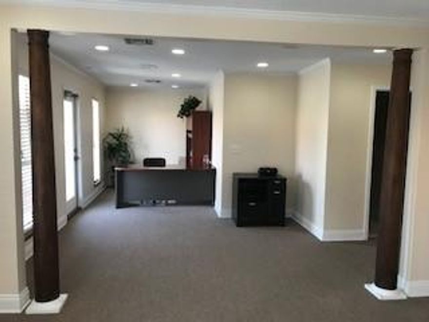 Turn-Key, Luxury Office Suite available in Destin Commerce Row! Large Foyer/Waiting Room, 5 Offices/Conference Room (some furniture in place) two Restrooms and Kitchenette. Plenty of parking, Centrally located to popular restaurants and other fine businesses. Tenant pays utilities, Landlord pays common area maintenance.