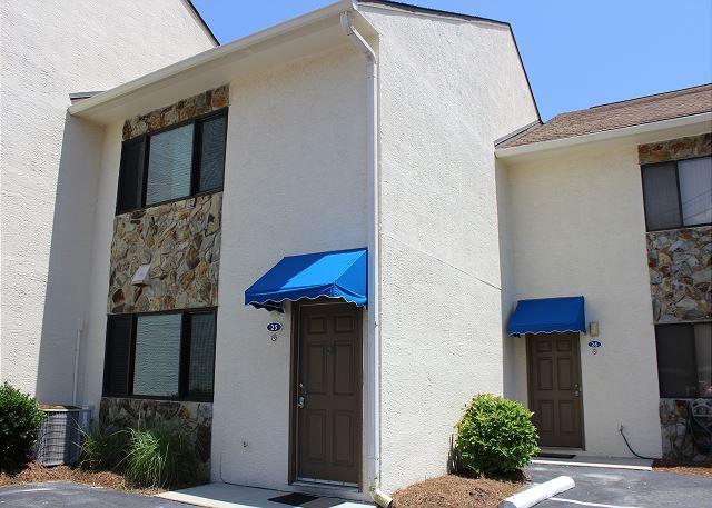 Incredible condo right across the street from the beach! Great view of the water and pool! Kitchen and bathrooms have been updated. Fully furnished and ready for rental!
