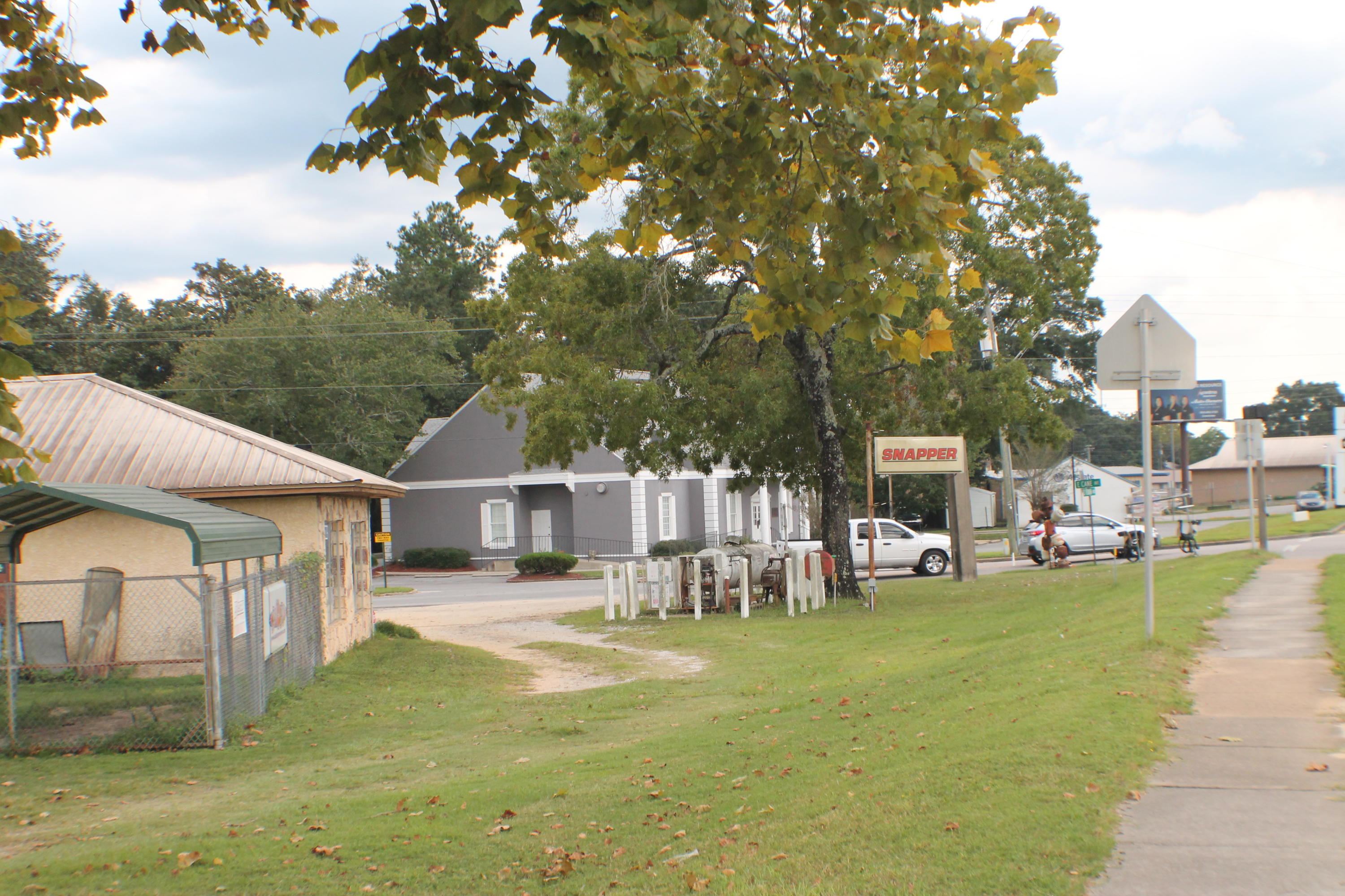 Main image without alt text