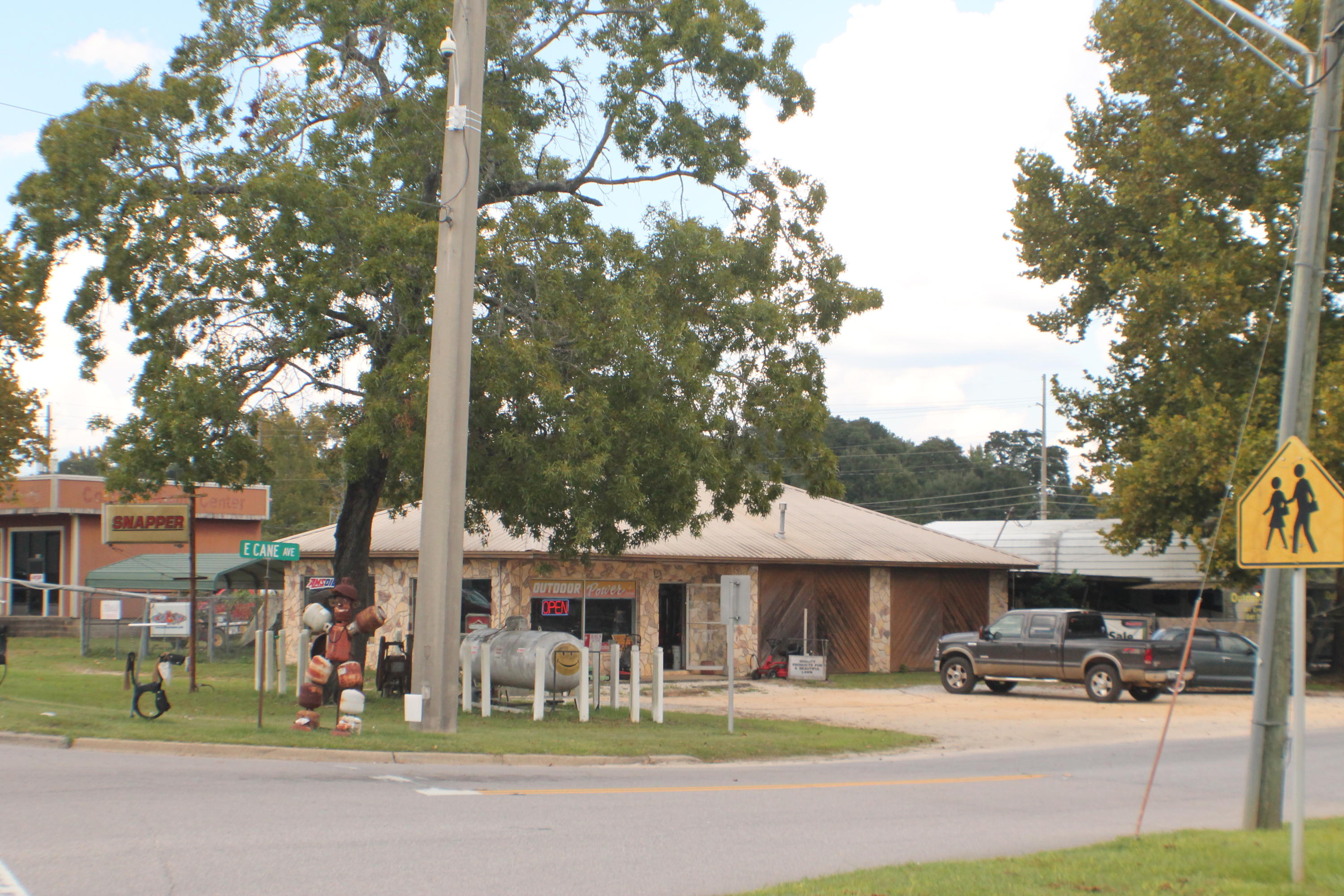 Main image without alt text