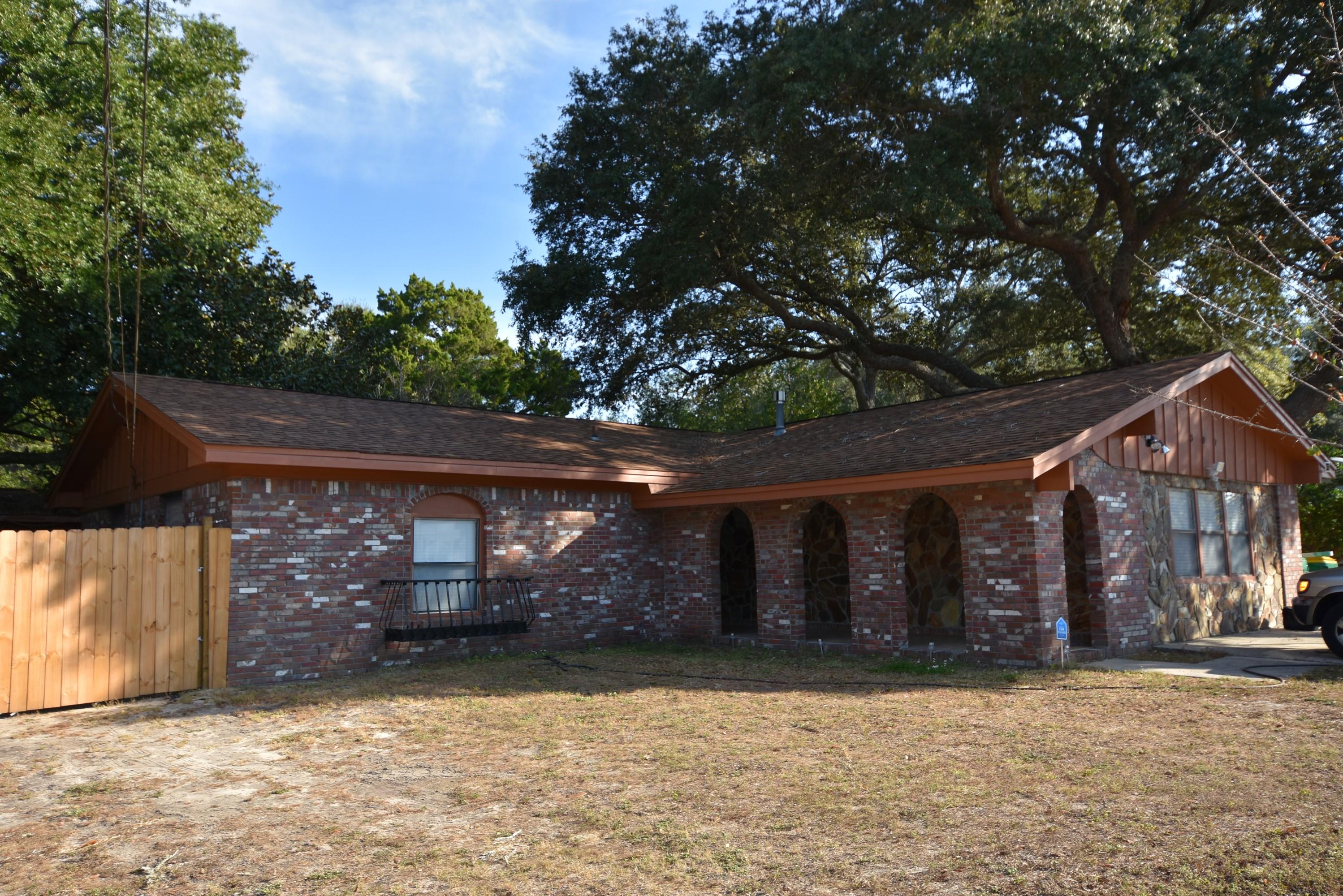 1,900+ sq.ft. with 3 bedroom, 2 bathrooms, two living areas, and a florida room. Stainless appliances with an eat-in-kitchen. Fenced in back yard with large workshop.