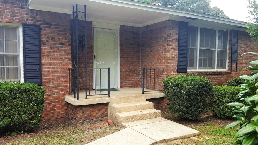 2 bedroom 2 bath home located in the heart of Crestview. Close to everything. Home has a new roof, new HVAC and inside paint. Do not wait too long or this one will be gone!