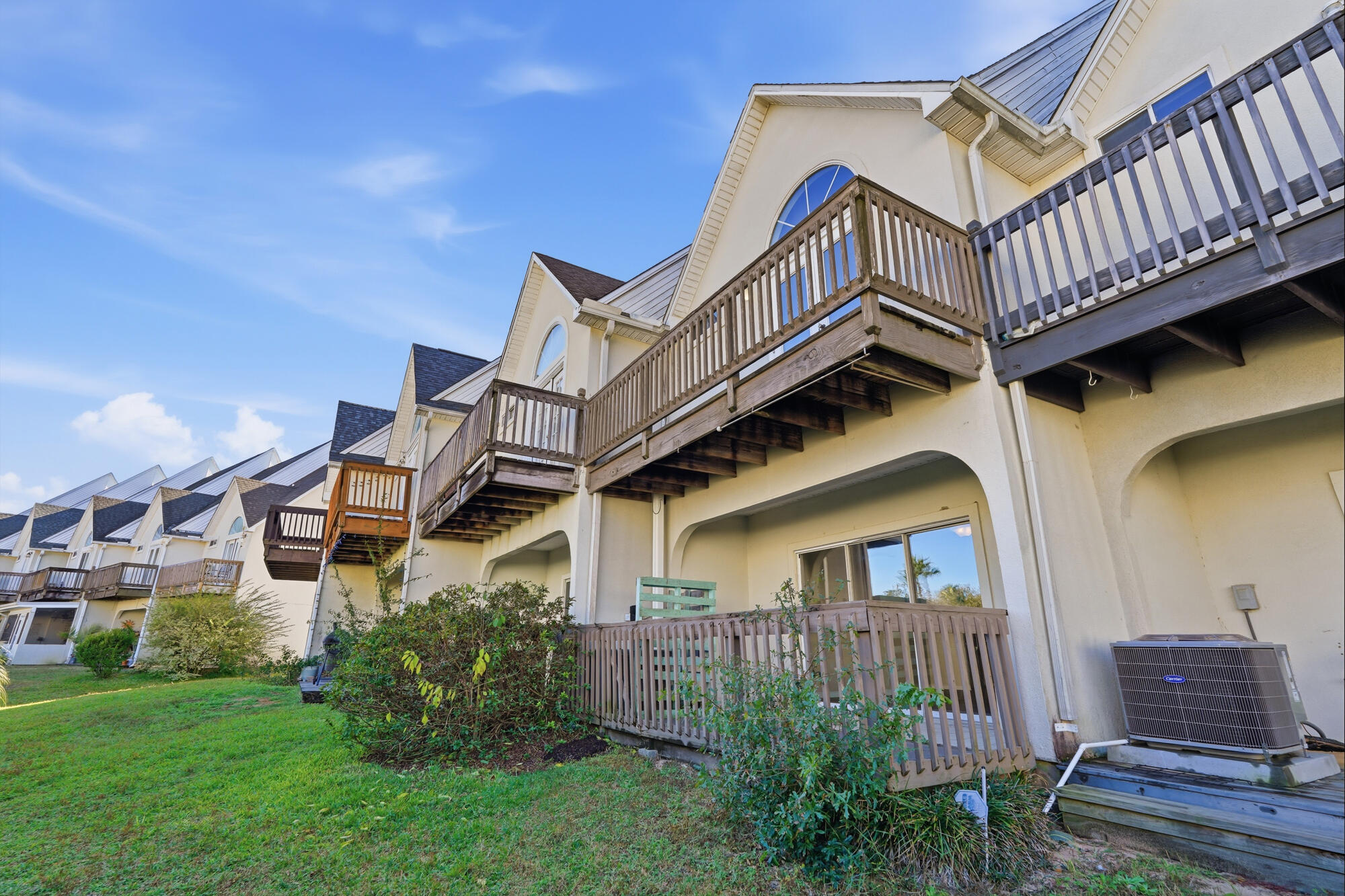 HIDDEN BAY VILLAGE - Residential