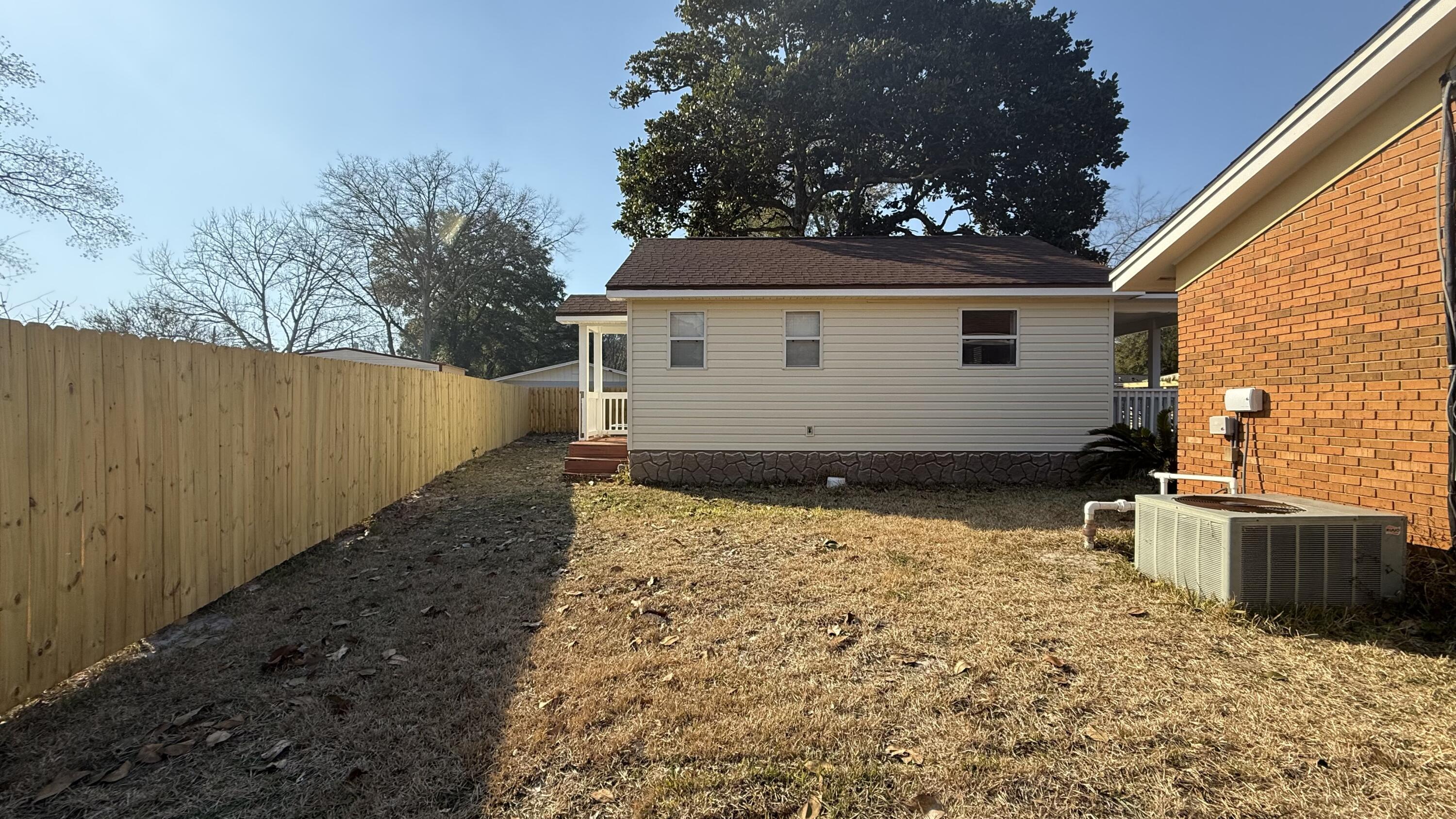 MUNICIPAL 2ND ADD LOT 20 BLK F - Residential