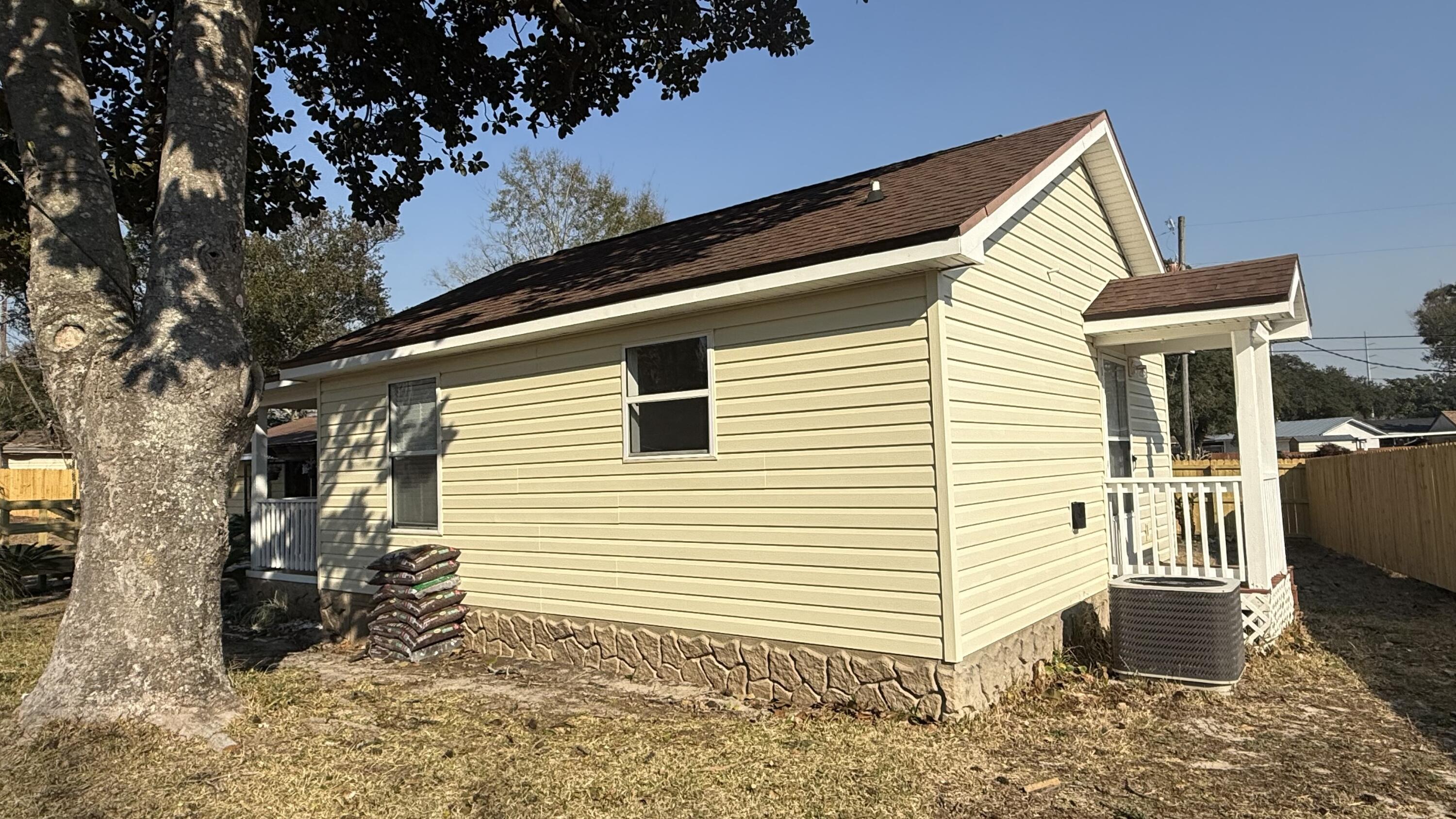 MUNICIPAL 2ND ADD LOT 20 BLK F - Residential