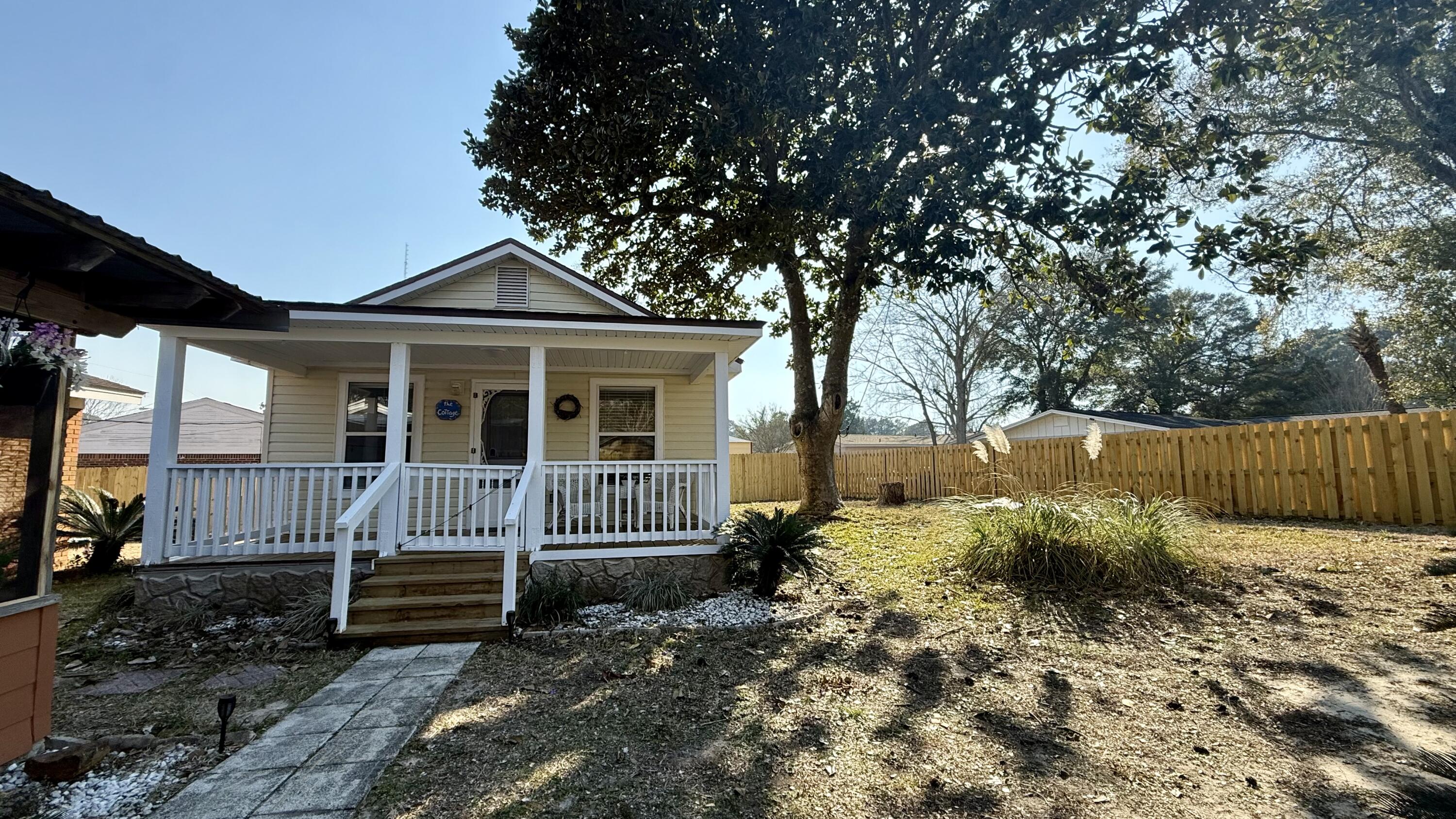 MUNICIPAL 2ND ADD LOT 20 BLK F - Residential