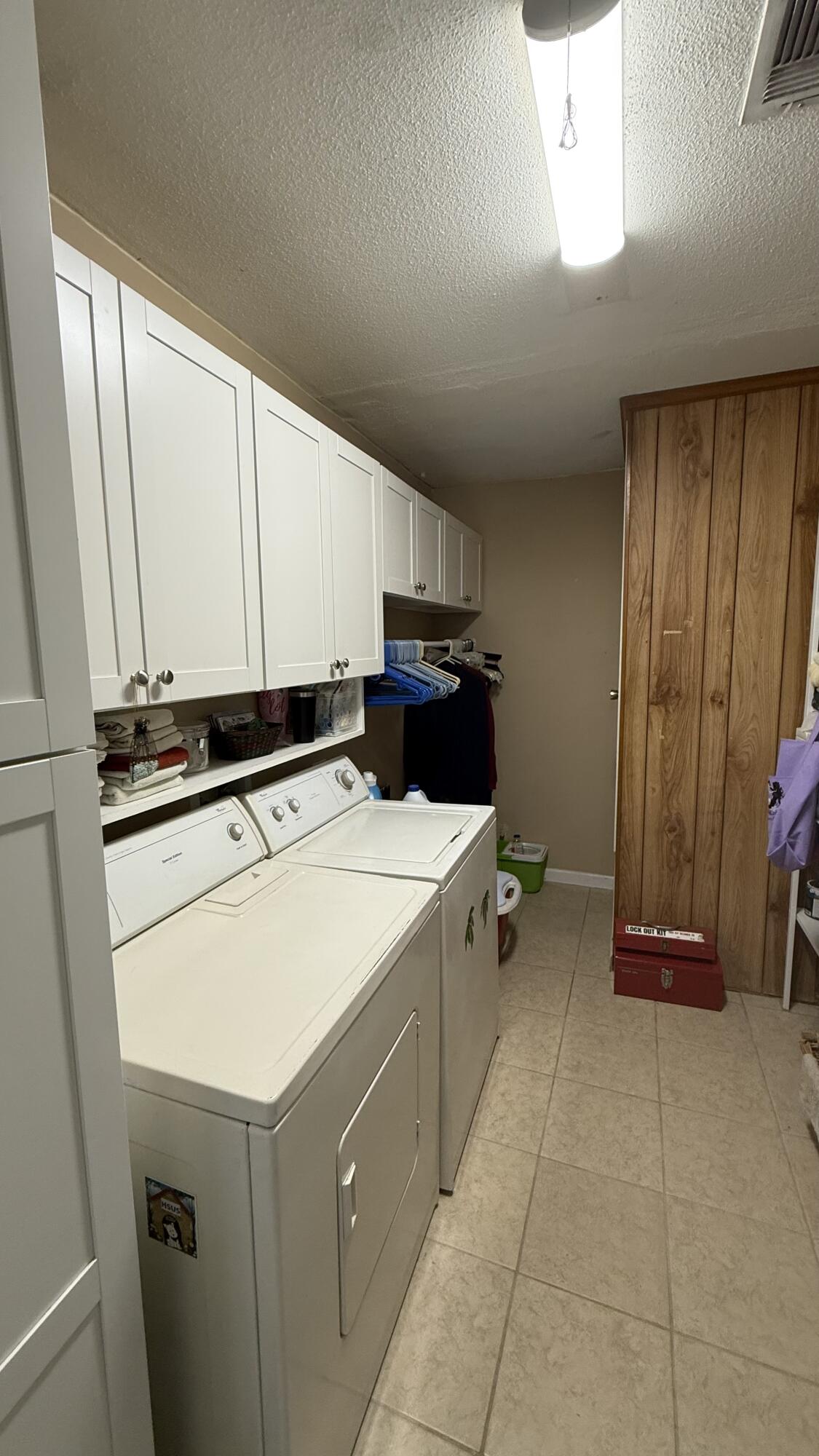 MUNICIPAL 2ND ADD LOT 20 BLK F - Residential