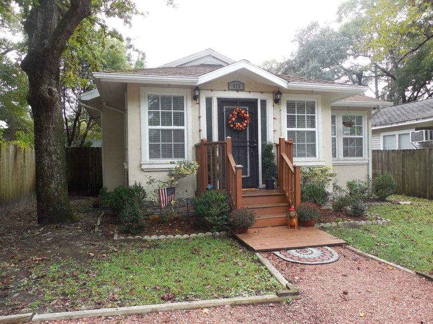Well kept, 3 bedroom 3 full bath Florida cottage nestled in North Niceville! Beautiful engineered hardwood floors welcome you into an open floor plan. Kitchen is equipped with beautiful granite counter tops, white cabinets and tile back splash. Dining area is off of the main living area, making entertaining family and friends easy. All bedrooms are spacious and have plenty of storage. Nice back yard large with plenty of room for projects. Do not miss out on this one!