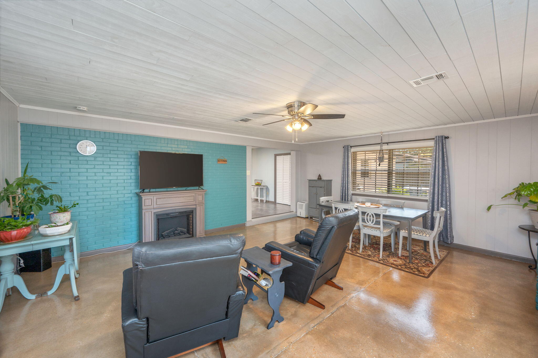 CAROL ANNE MANOR - Residential