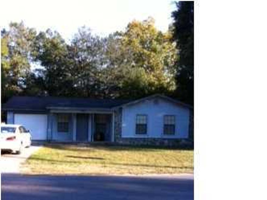 This is a great starter home, or investment property. Good location in Crestview with easy access. Roomy kitchen with new oven.