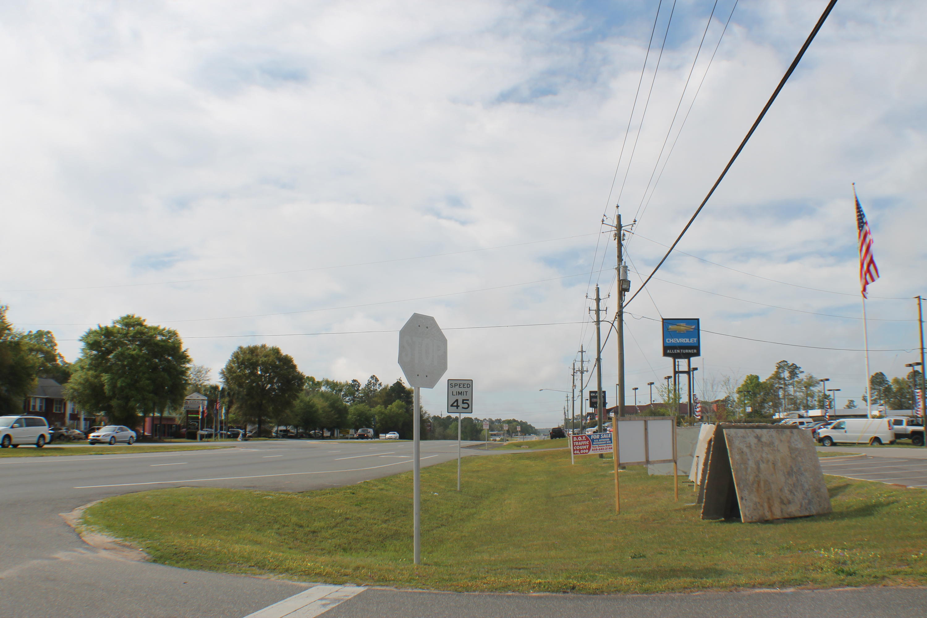 Main image without alt text