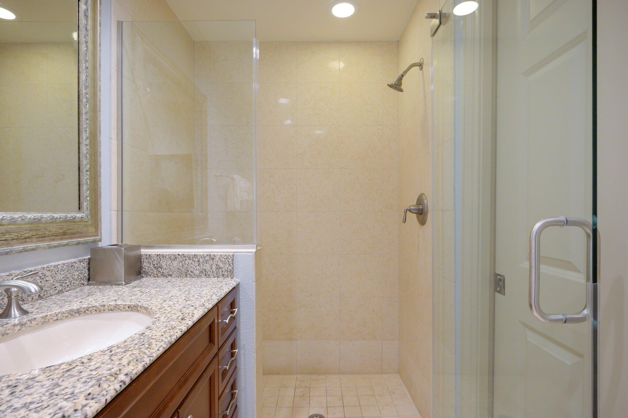 EMERALD GRANDE - Residential