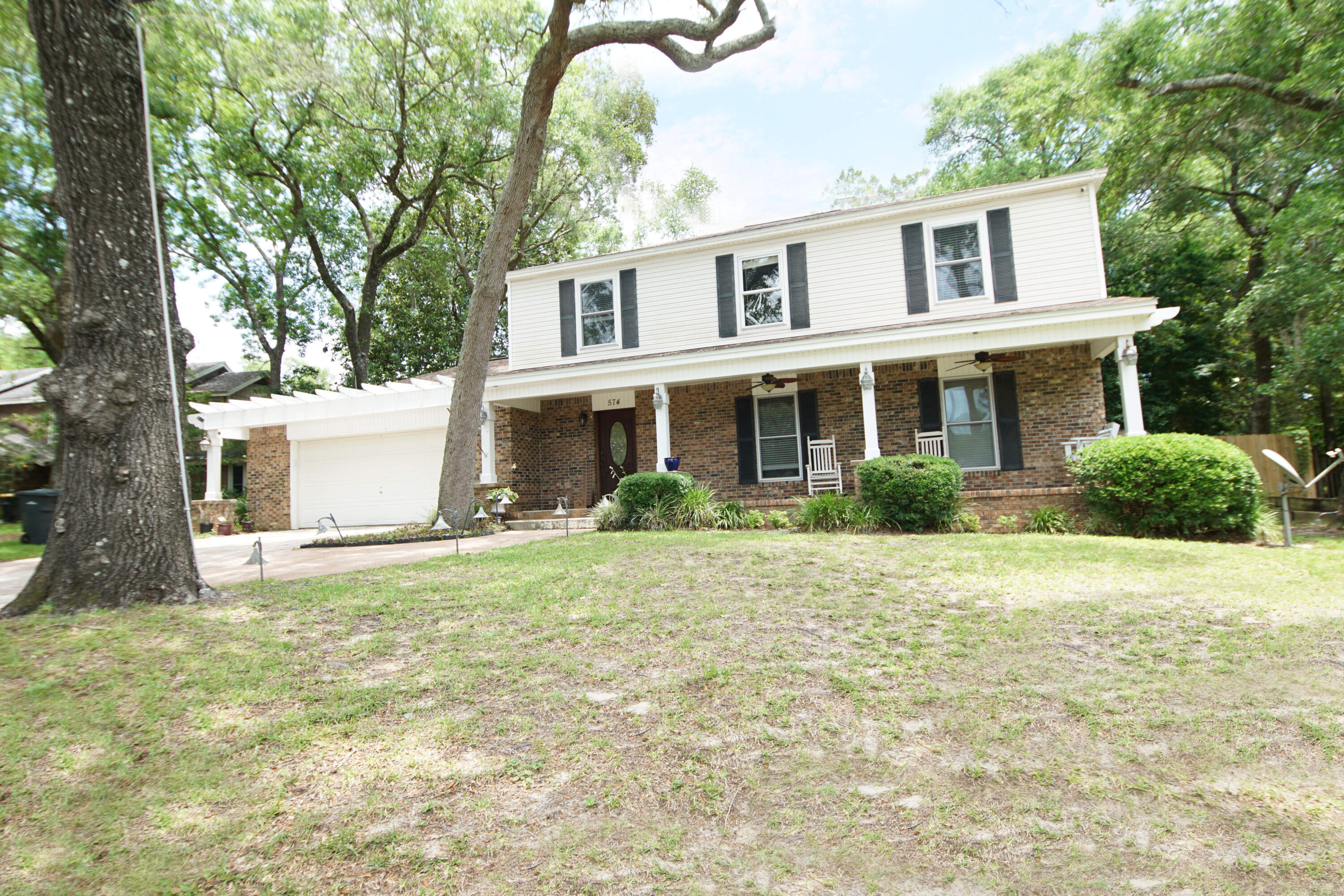 COUNTRY CLUB ESTATES - Residential Lease