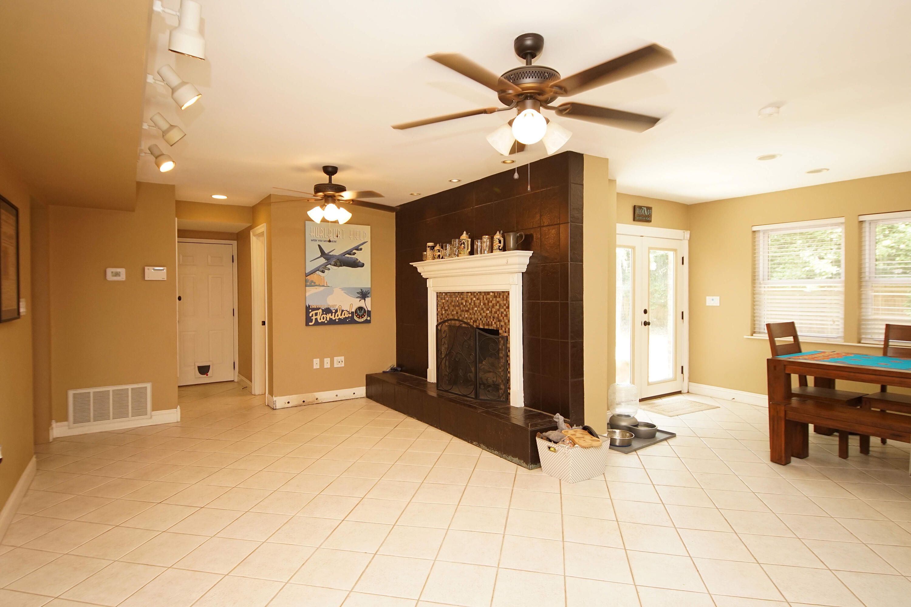 COUNTRY CLUB ESTATES - Residential Lease