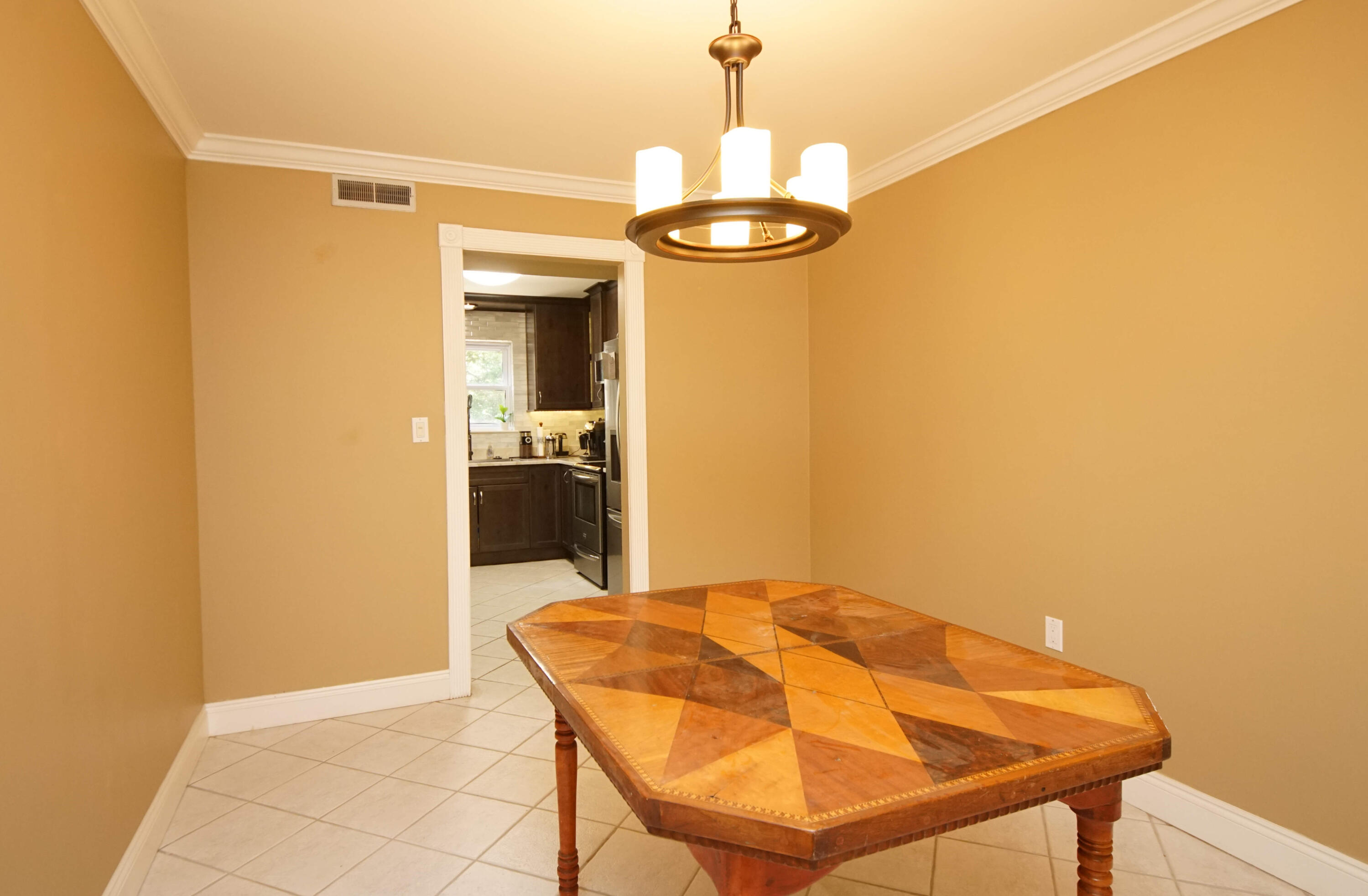COUNTRY CLUB ESTATES - Residential Lease