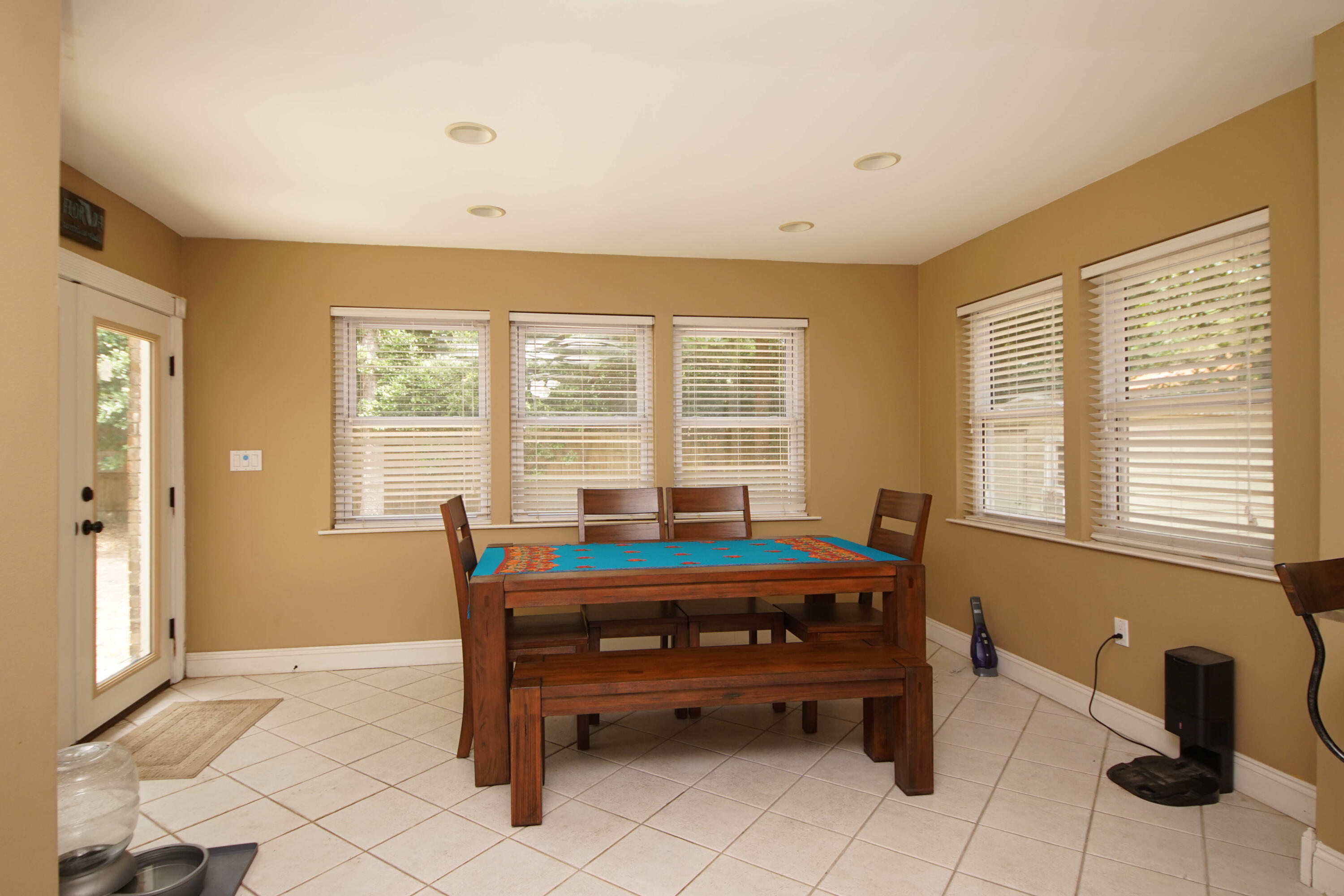 COUNTRY CLUB ESTATES - Residential Lease