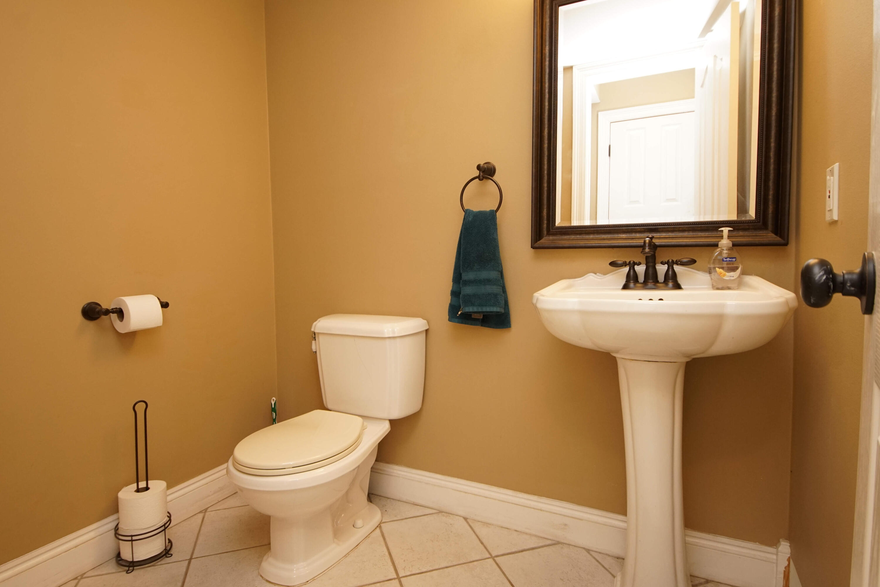 COUNTRY CLUB ESTATES - Residential Lease