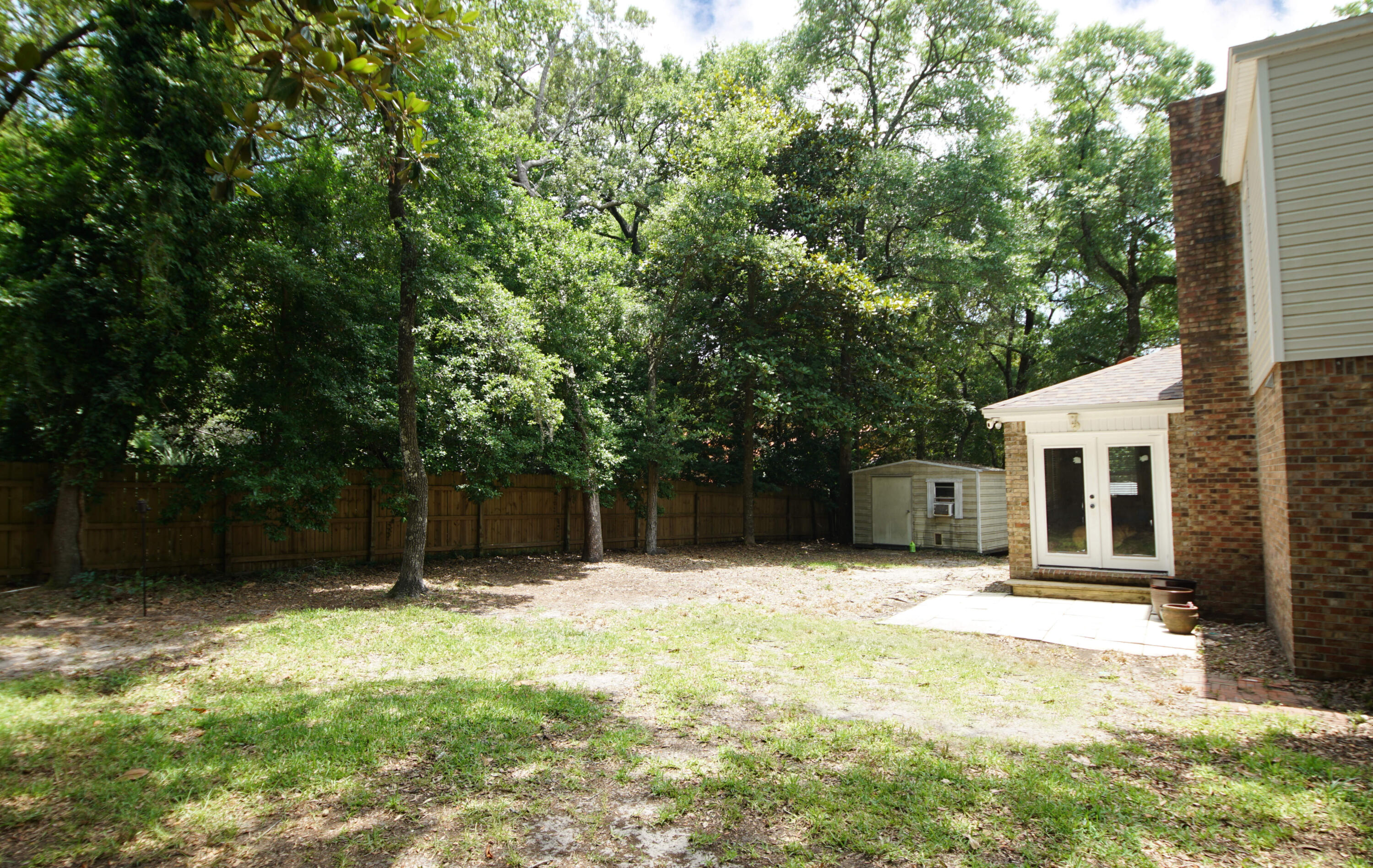 COUNTRY CLUB ESTATES - Residential Lease