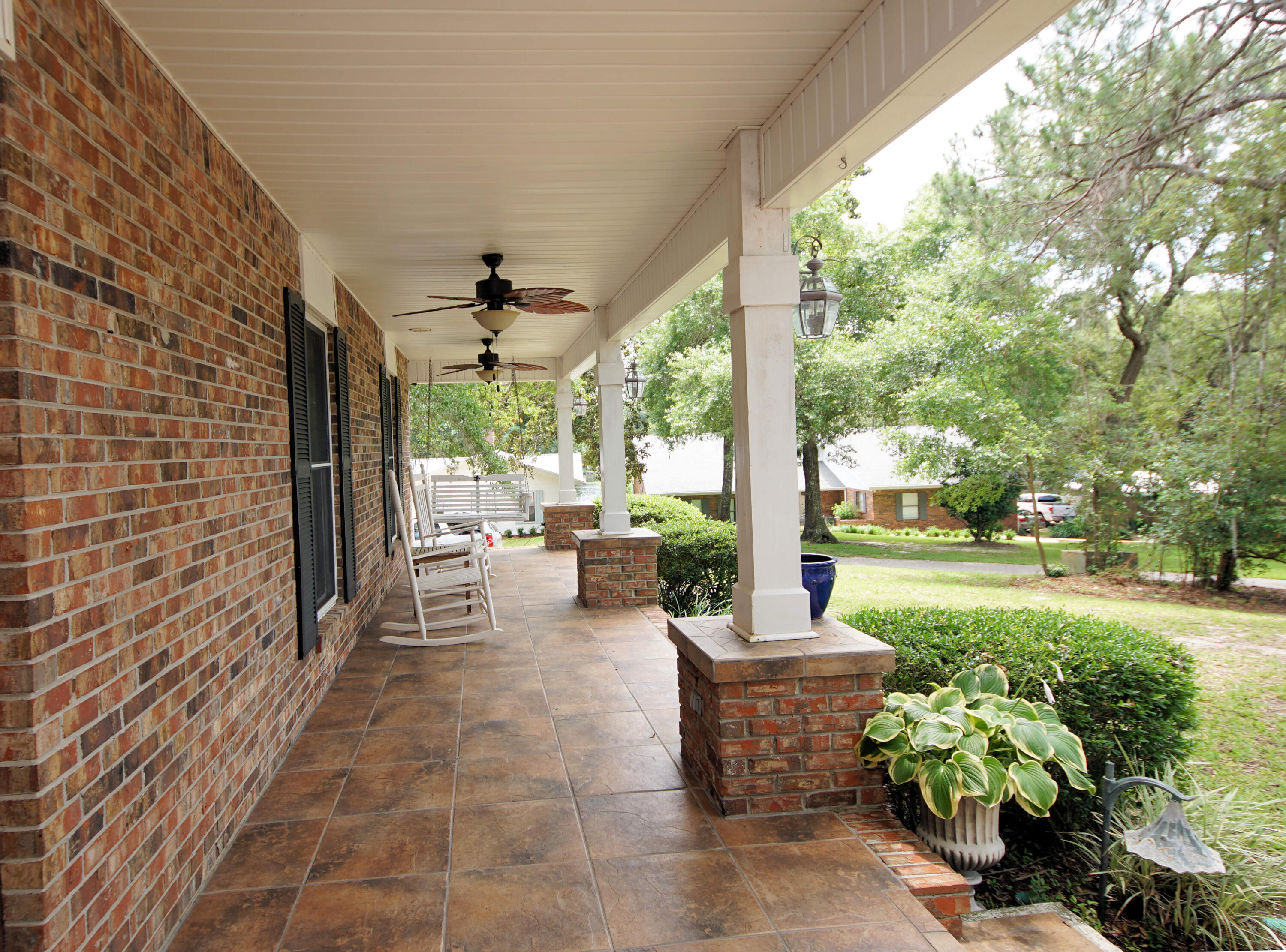 COUNTRY CLUB ESTATES - Residential Lease
