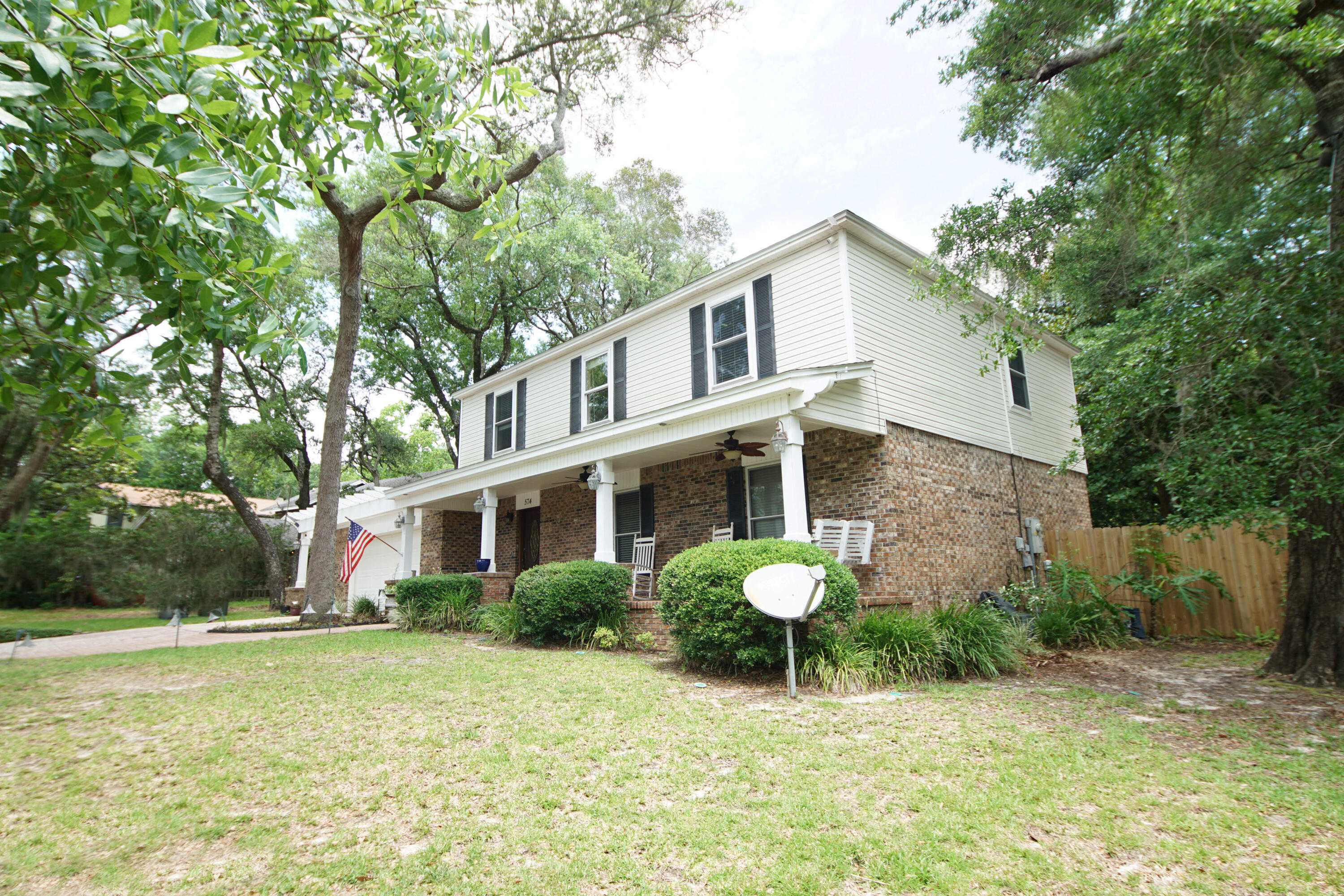 COUNTRY CLUB ESTATES - Residential Lease