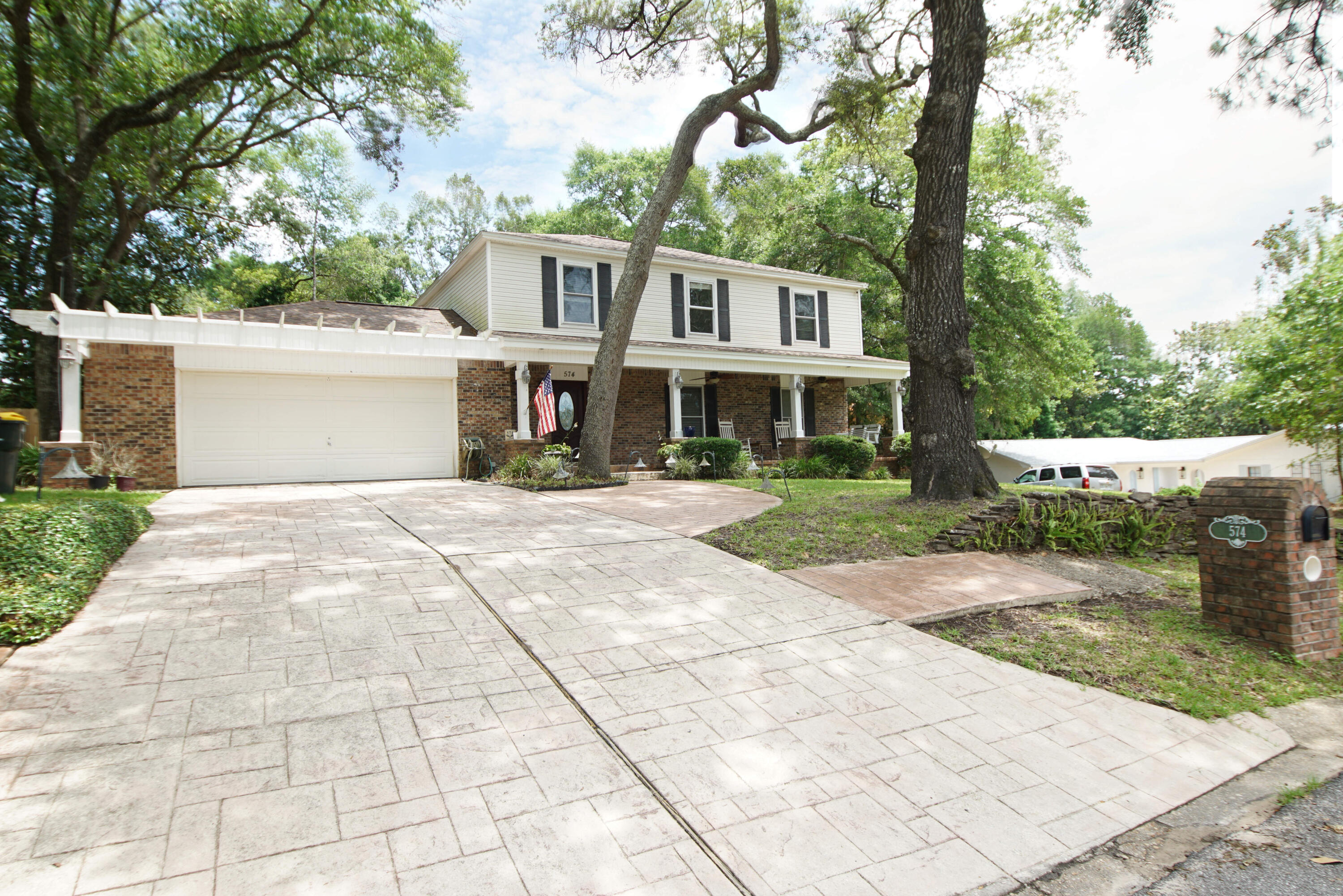 COUNTRY CLUB ESTATES - Residential Lease
