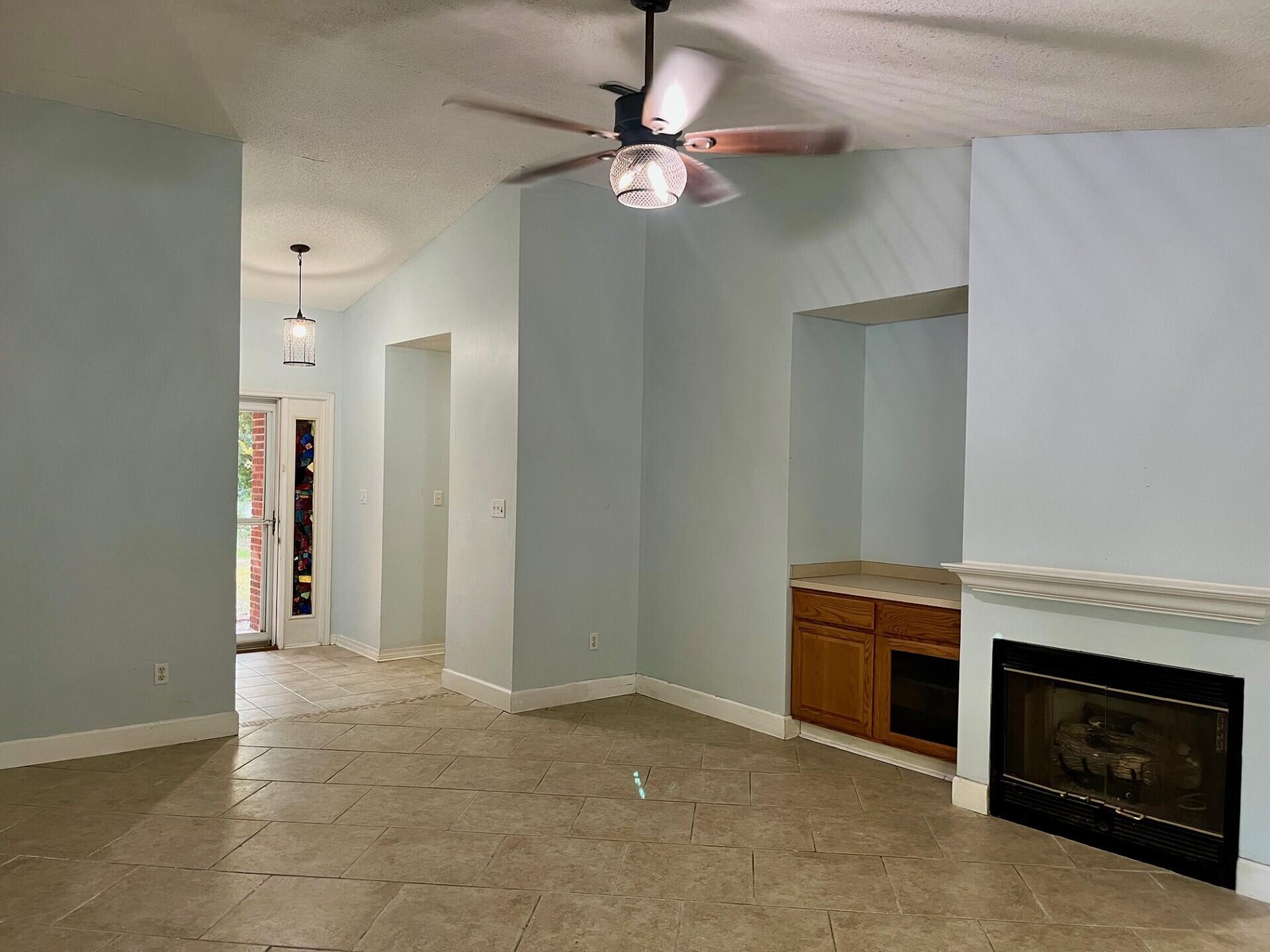 HOLLEY SHORES 1ST ADDN - Residential Lease
