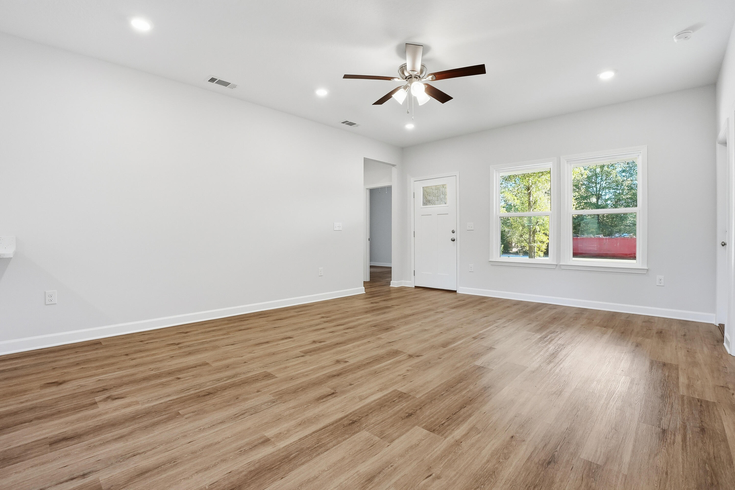 WHISPERING LAKE - Residential