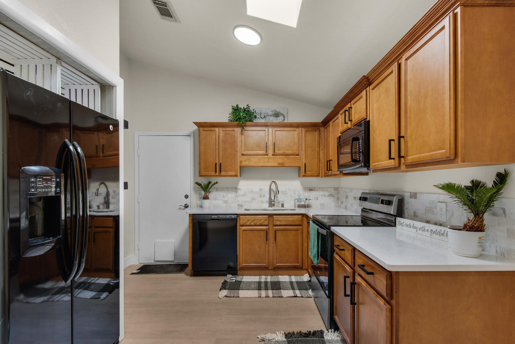 INDIAN OAKS S/D LOT 10 BLK B - Residential