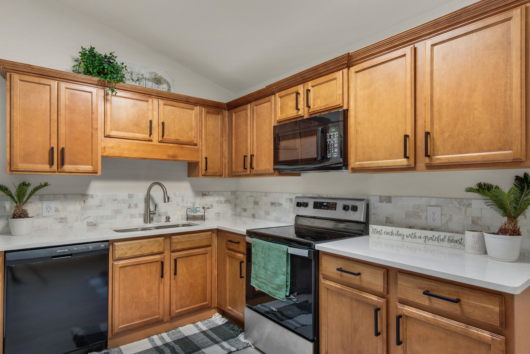 INDIAN OAKS S/D LOT 10 BLK B - Residential
