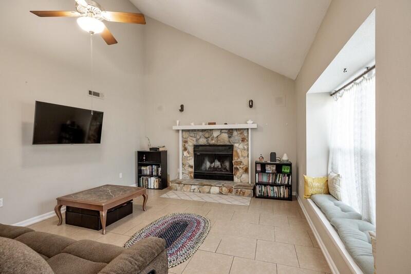 CLOVERDALE LAKE - Residential