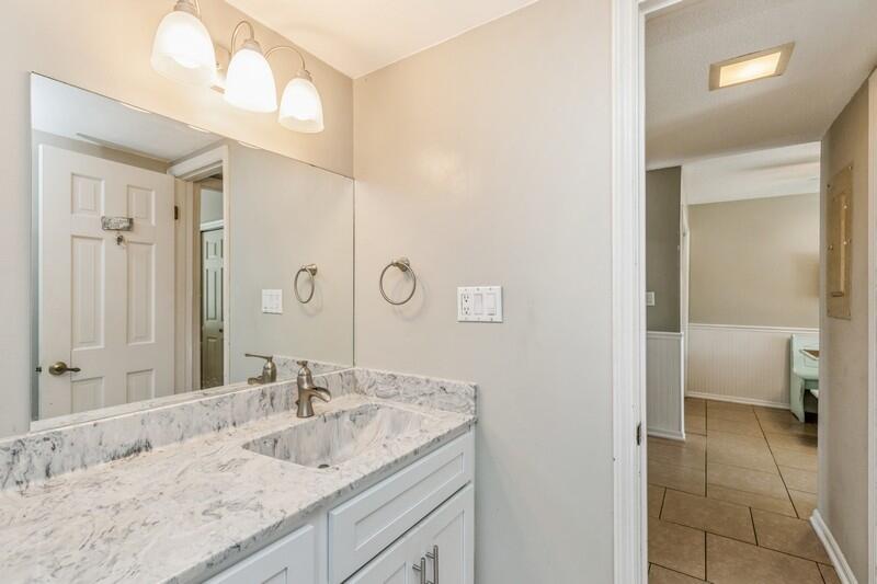 CLOVERDALE LAKE - Residential