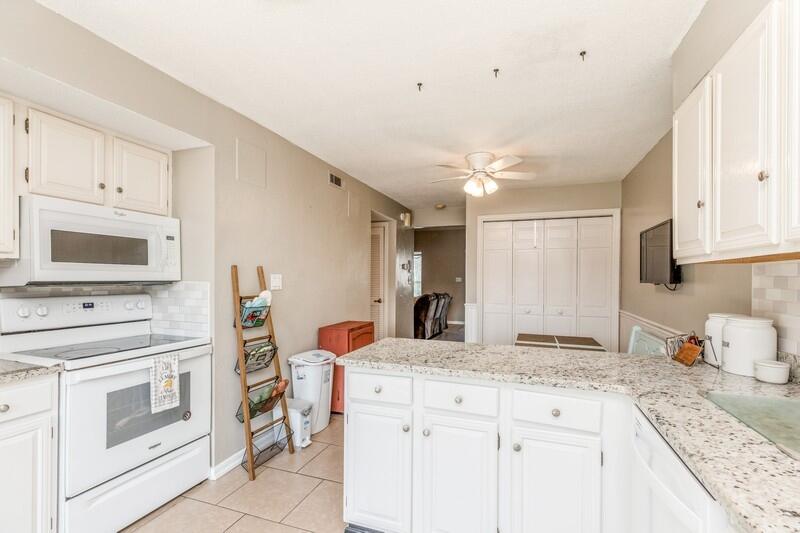 CLOVERDALE LAKE - Residential