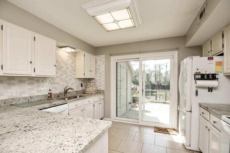 CLOVERDALE LAKE - Residential