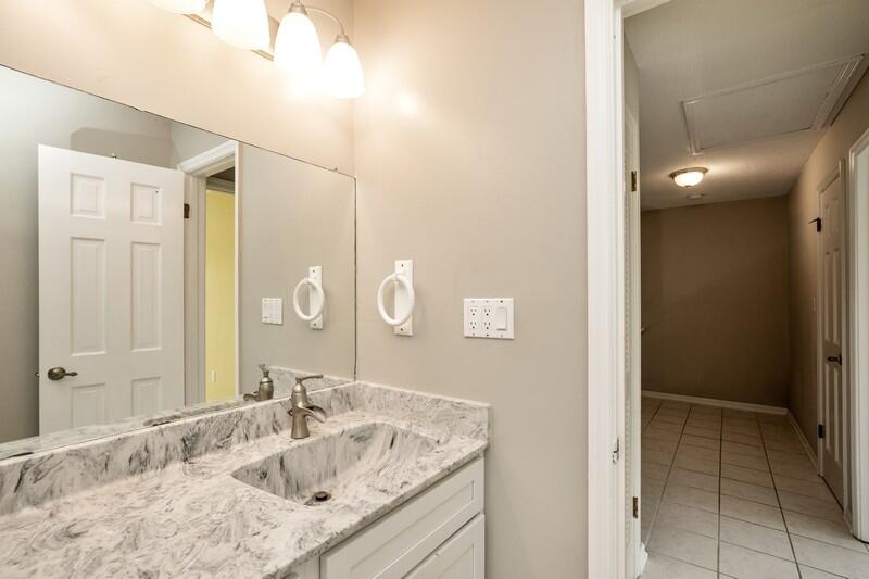 CLOVERDALE LAKE - Residential