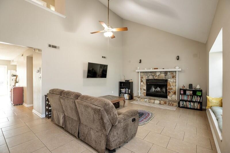 CLOVERDALE LAKE - Residential