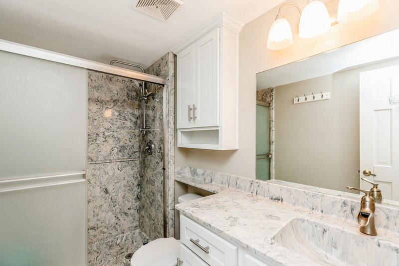 CLOVERDALE LAKE - Residential