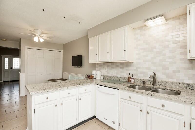 CLOVERDALE LAKE - Residential
