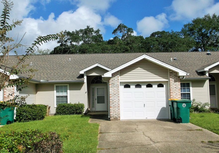 1 Story Patio Home w/3 Bedrooms, 2 baths.Very open floor plan.  Tile floors in Foyer, Kitchen, Laundry Rm & bathrooms.  Screened in rear Patio.  I car garage.  Pantry, Breakfast Bar, high ceilings in Living Rm/Dining area/Kitchen.   NO pets.