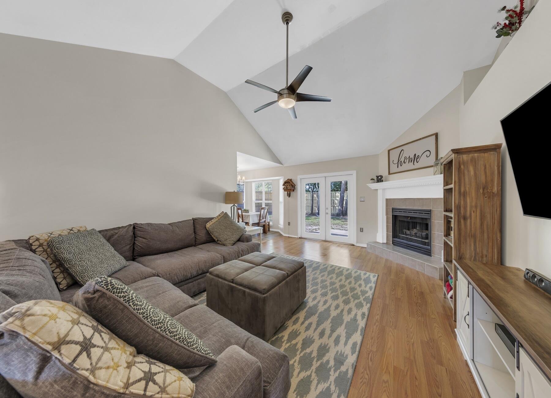 PARKWOOD SQUARE PH 2 - Residential Lease