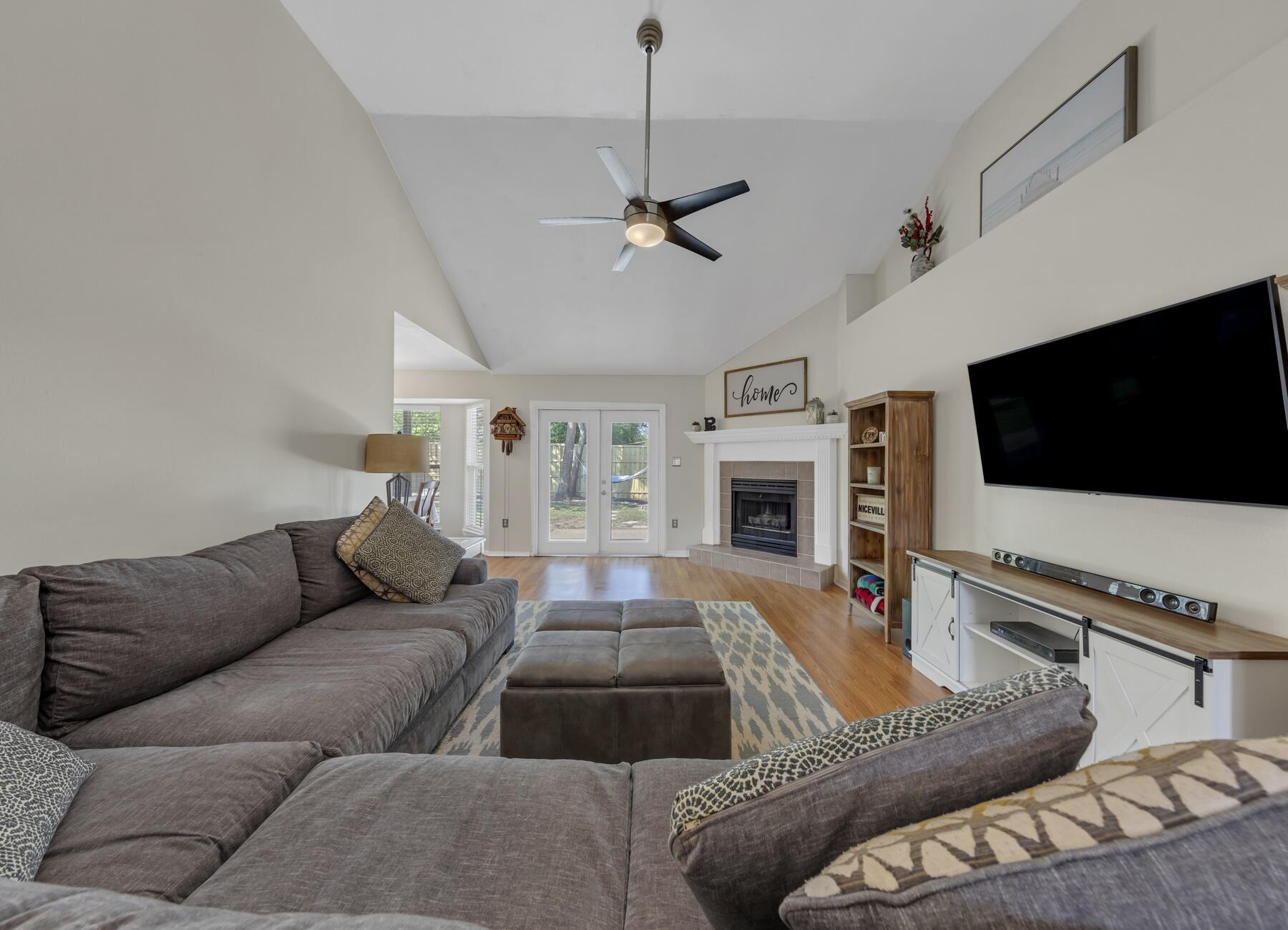 PARKWOOD SQUARE PH 2 - Residential Lease
