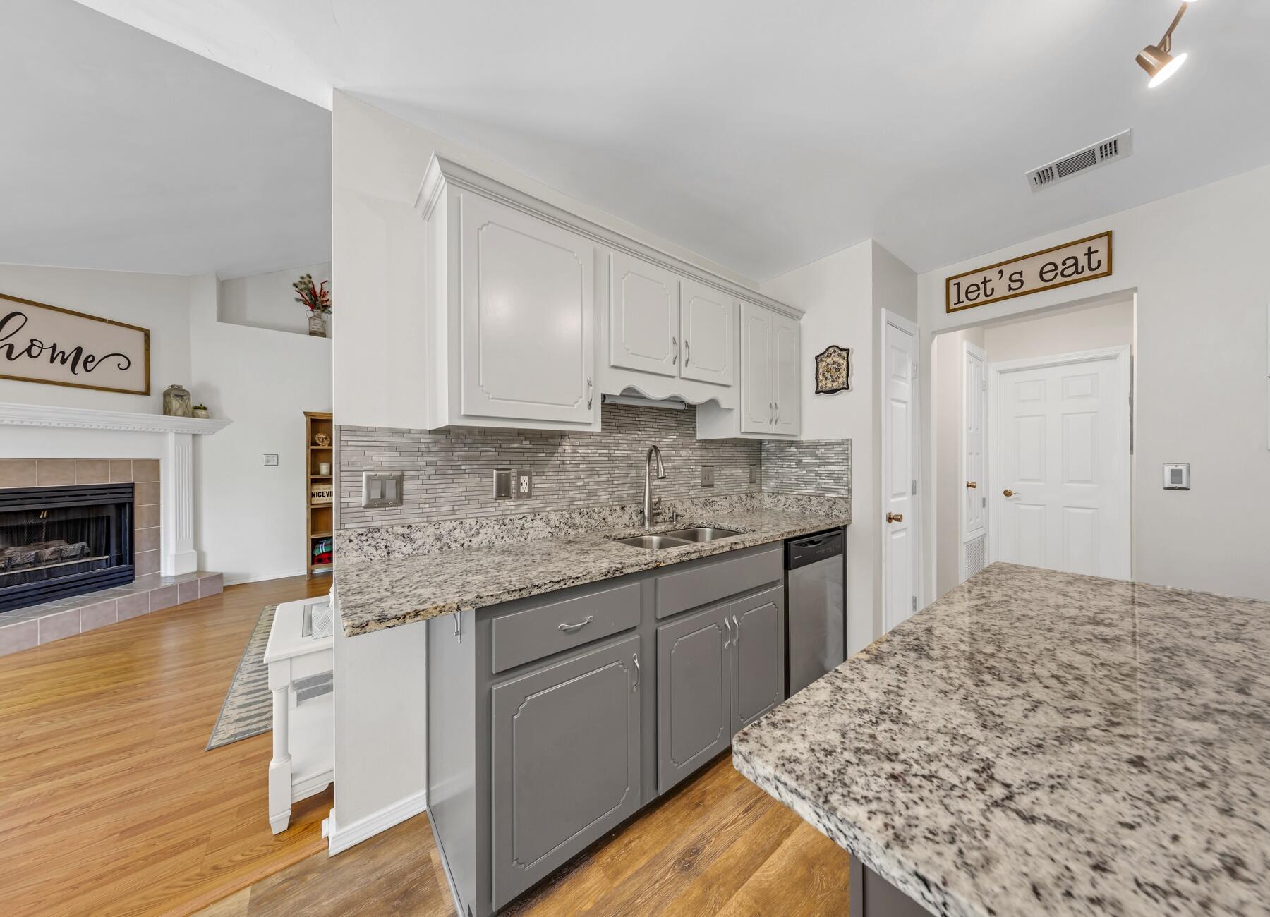 PARKWOOD SQUARE PH 2 - Residential Lease