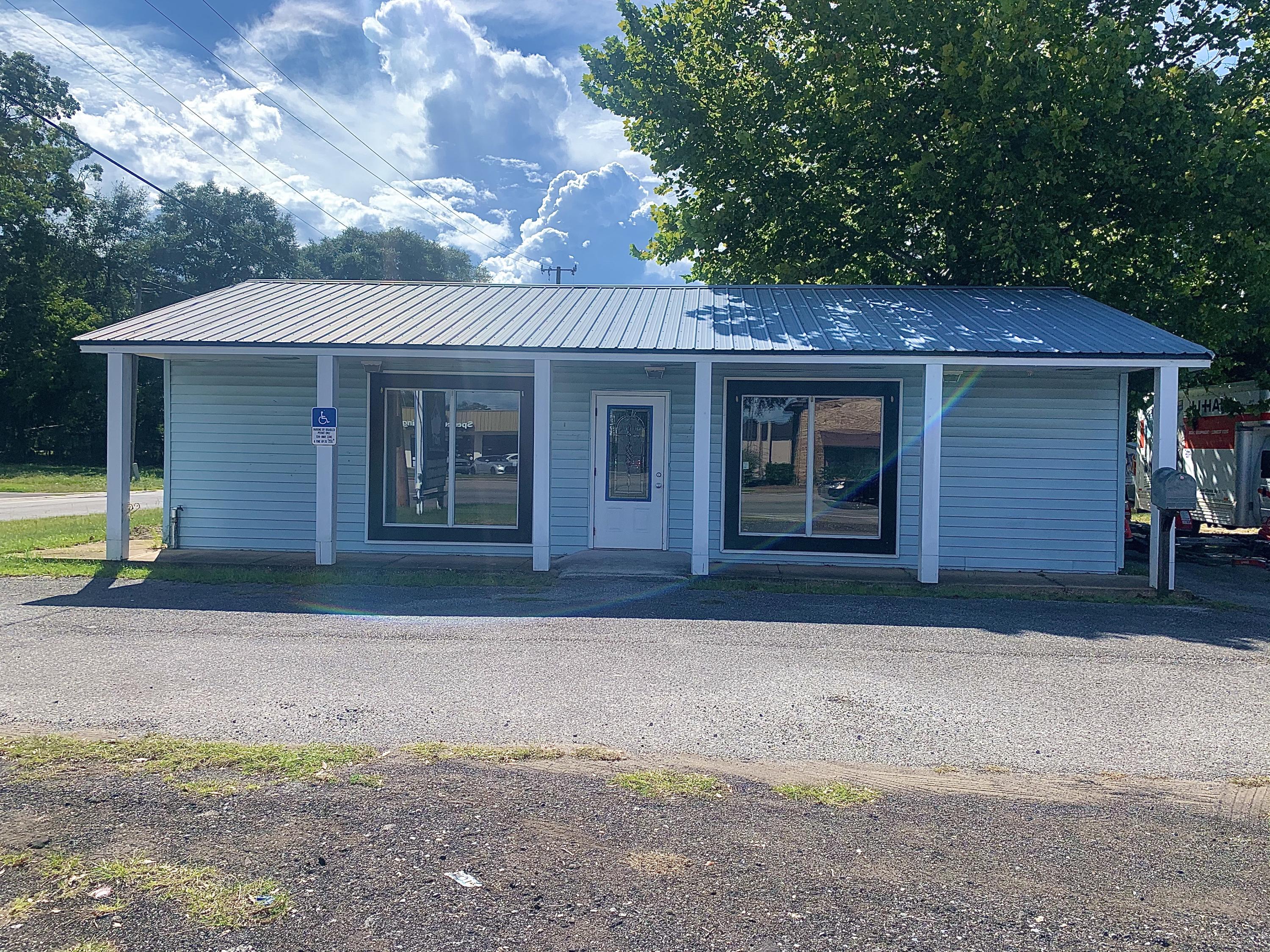 Hwy 85 FRONTAGE, CORNER LOT! So many possibilities! Parcel can be maintained in its current configuration providing office/retail space or develop to suit your own business needs. This high traffic count area is a prime location in one of the area's fastest growing cities. If you want high visibility and the functionality, this is it! Call for more info or to schedule a viewing.