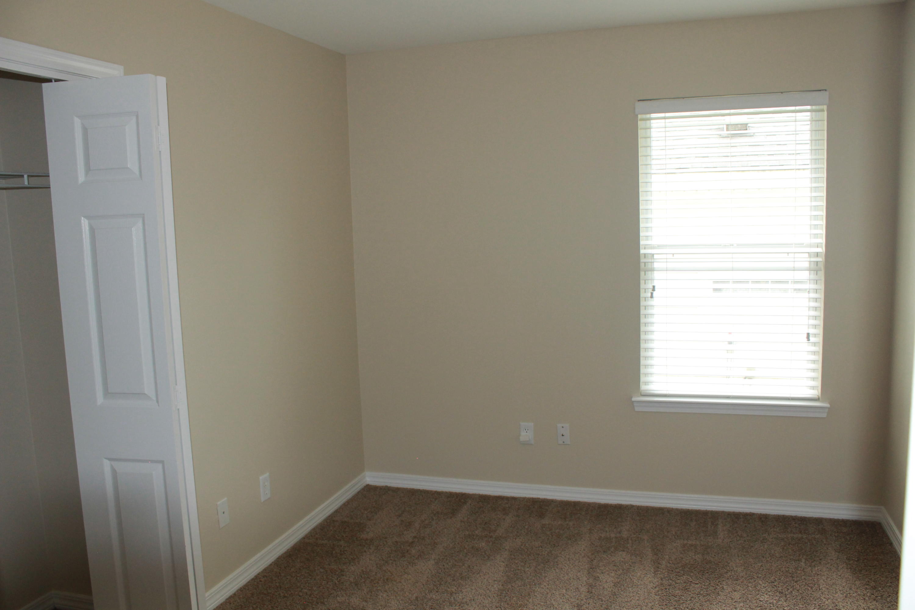 VALPARAISO PINECREST 4 - Residential Lease