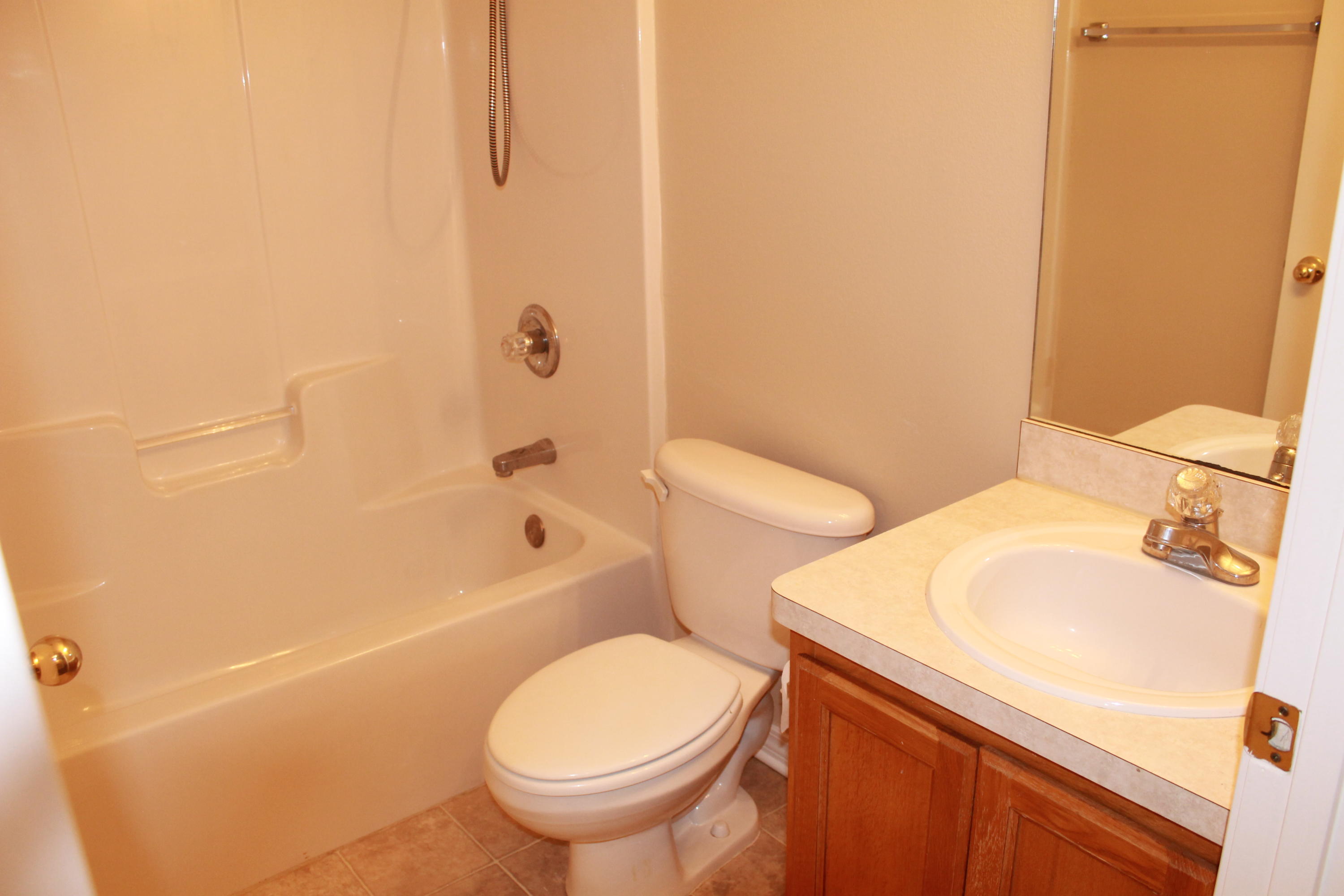 VALPARAISO PINECREST 4 - Residential Lease