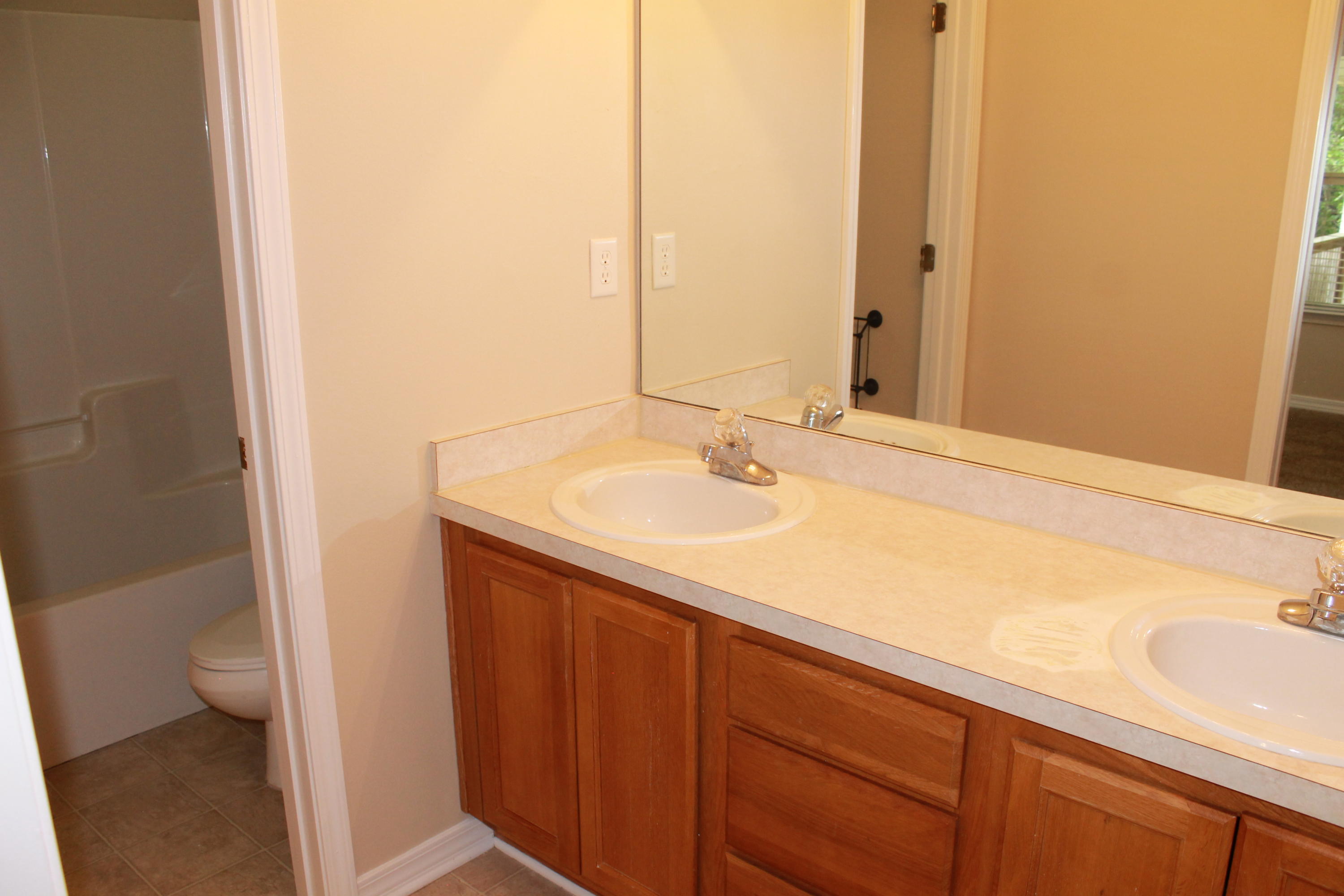 VALPARAISO PINECREST 4 - Residential Lease