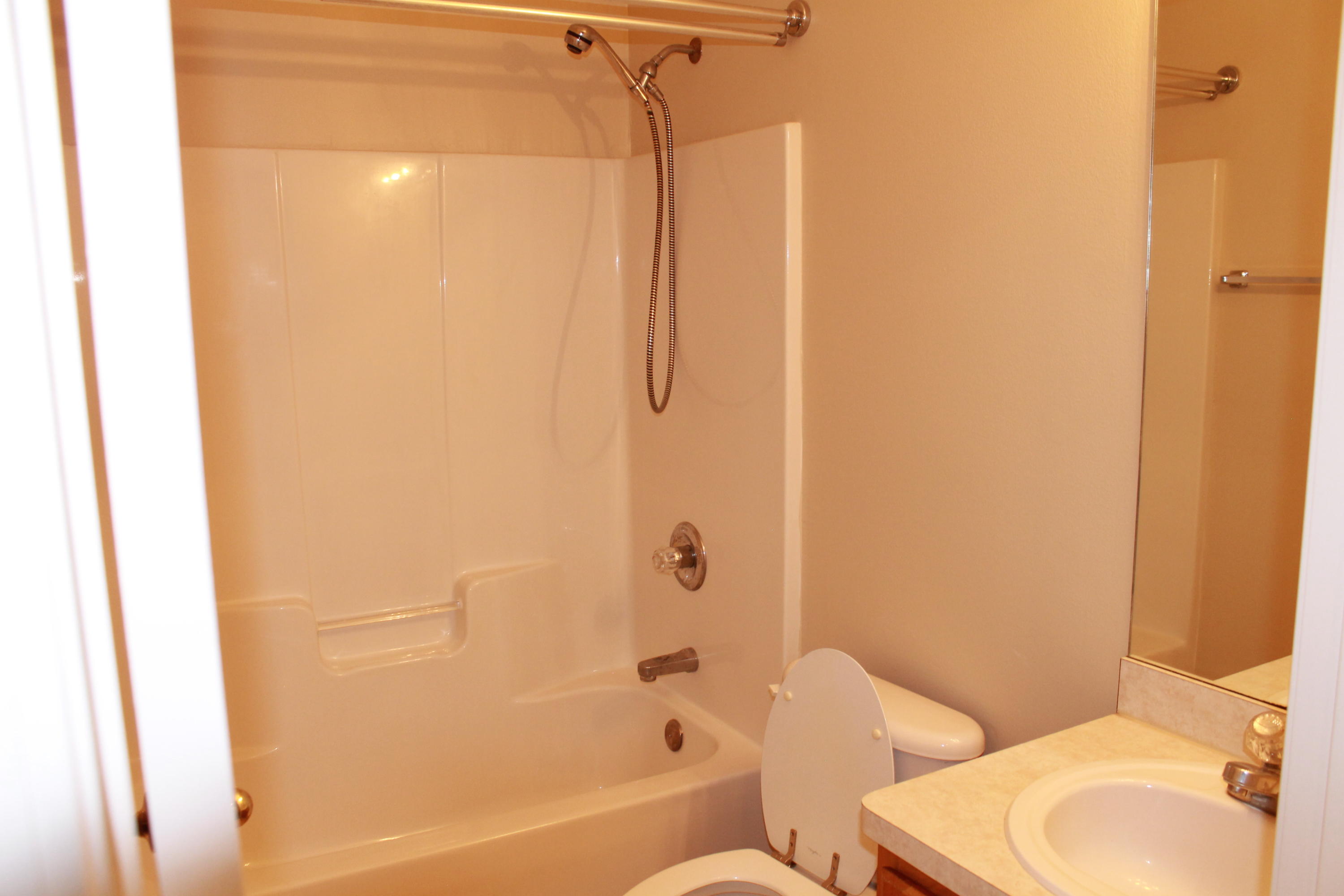 VALPARAISO PINECREST 4 - Residential Lease