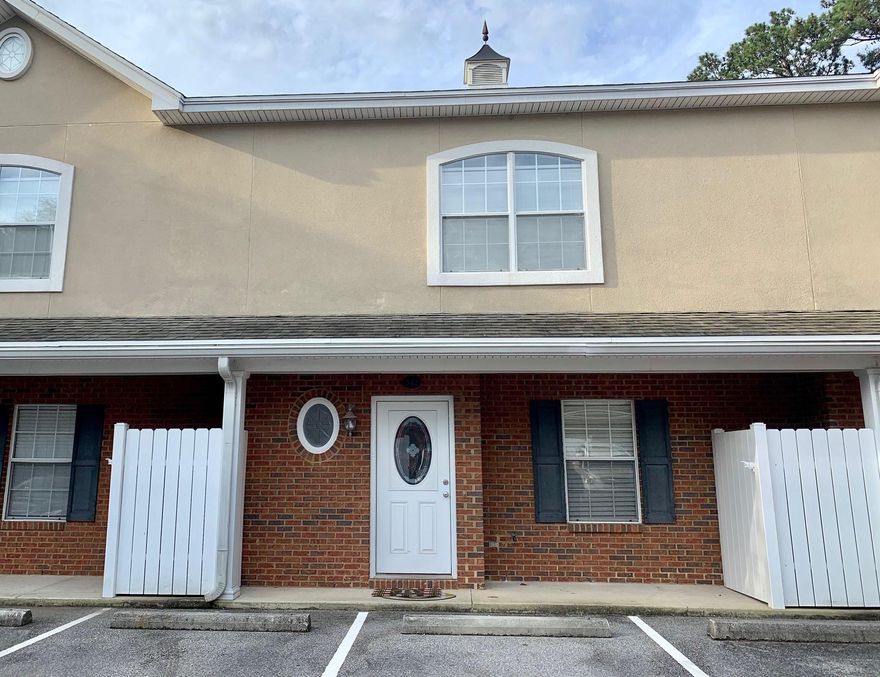 Welcome home to 542 Maple Ave. One owner Town Home located in the heart of Niceville Florida. Minutes from the Sugar White Sands of the Emerald Coast and all the Air Force installations in the area. Spacious with over 1600 square feet of living area. Three large sized bedrooms and two and one-half bathrooms. Like new with granite counter tops, stainless steel appliances and tile floors on the first floor. Built in 2006 with the owners help, expect to find great storage spaces and a great open floor plan. Buyer to verify all data and dimensions.