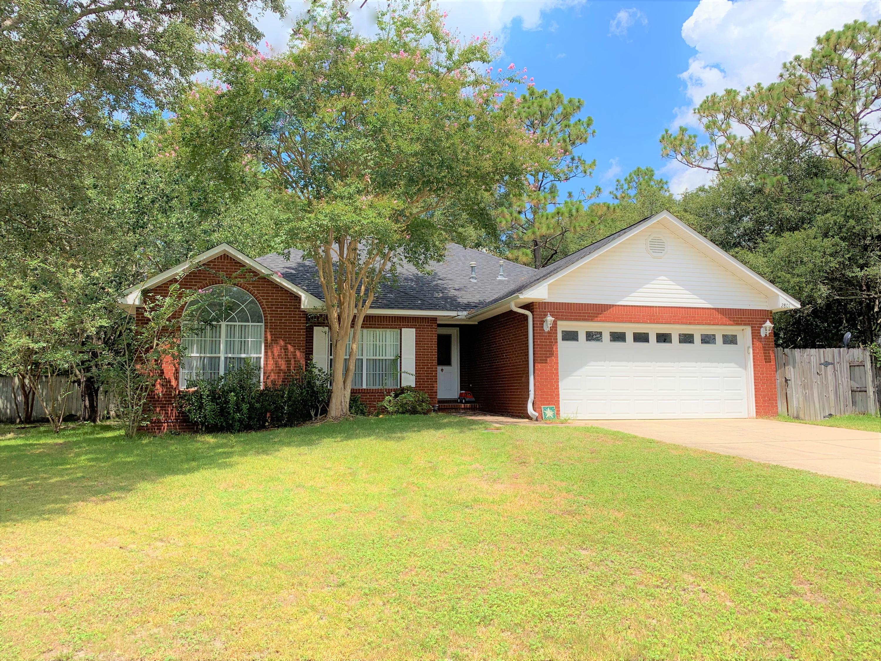 You will fall in love this this beautiful home in Pinnacle Point. The home is perfectly positioned on a low traffic cul-de-sac lot with great curb appeal and oversized driveway. When you enter the home you will immediately notice the high vaulted ceilings and fireplace. The three bedrooms are a great size with ample closet space. The master bath has a 5ft stand up shower. The dining room has a large window for perfect lighting. The newly remodeled kitchen is a show stopper. Complete with brand new shaker style cabinets and beautiful granite counter tops. There are an amazing 34 cabinets in this kitchen and you will never run out of counter space. There is a large walk in pantry as well. The home features a two car garage and screened porch. The roof was installed in 2017.