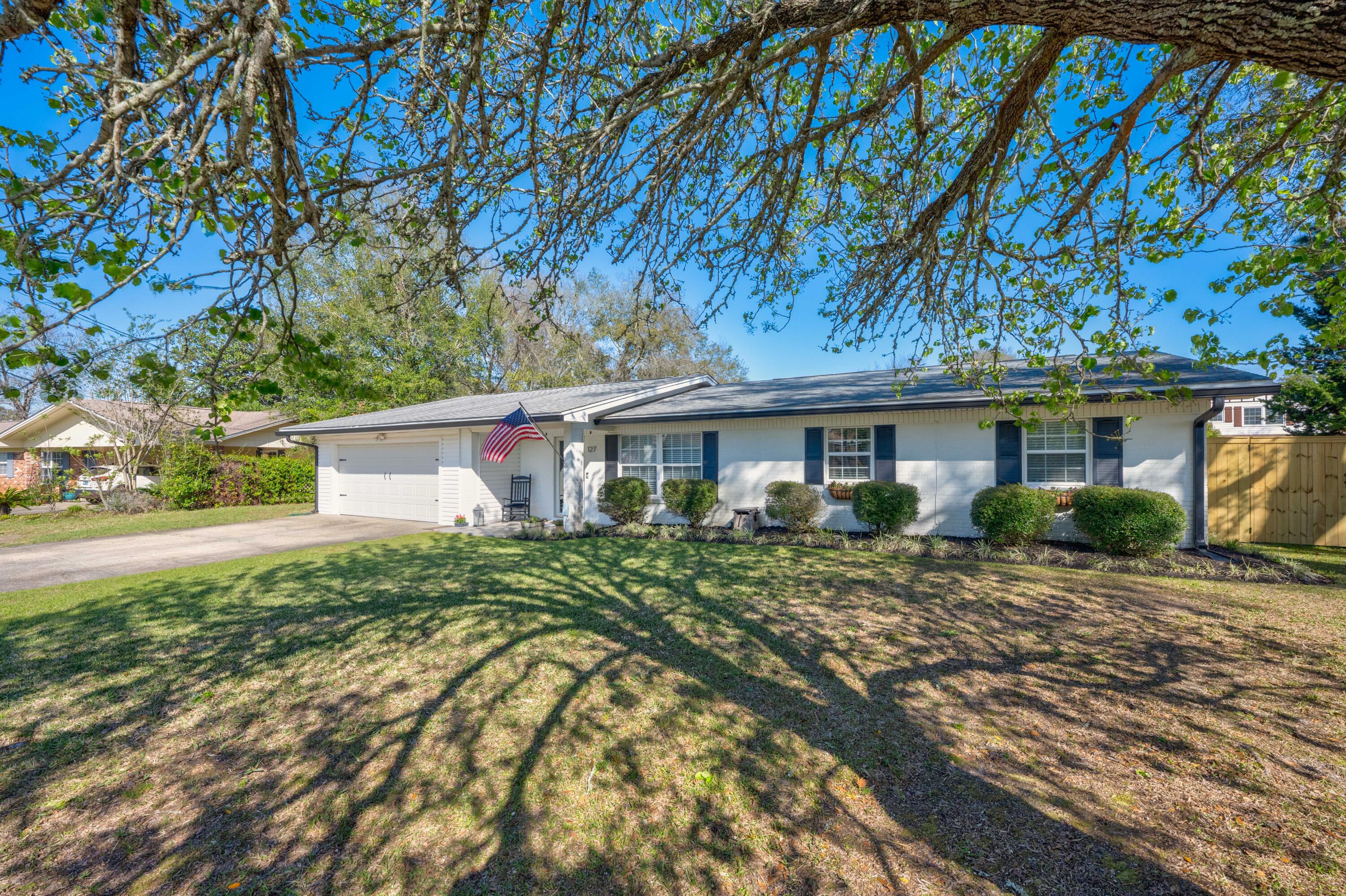 COMMODORE PLACE - Residential